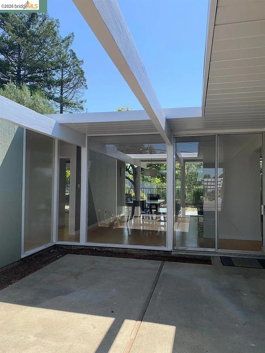 Detail Gallery Image 5 of 34 For 5559 Greenridge Rd, Castro Valley,  CA 94552 - 4 Beds | 2 Baths