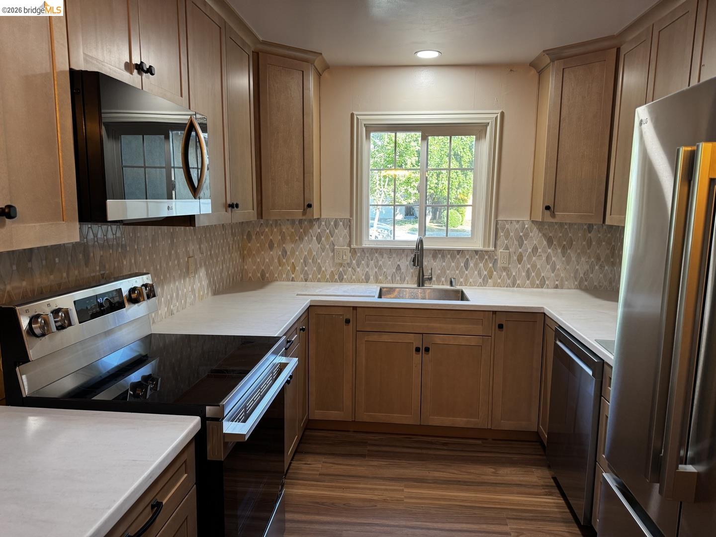 Detail Gallery Image 3 of 12 For 1501 Madrone Ln, Davis,  CA 95618 - 3 Beds | 2 Baths