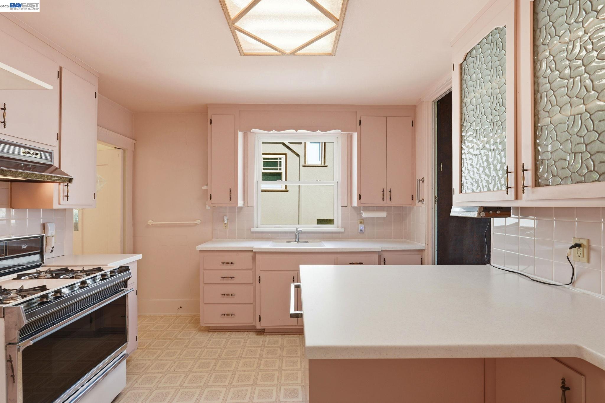 Detail Gallery Image 11 of 24 For 1130 Ranleigh Way, Piedmont,  CA 94610 - 3 Beds | 2 Baths