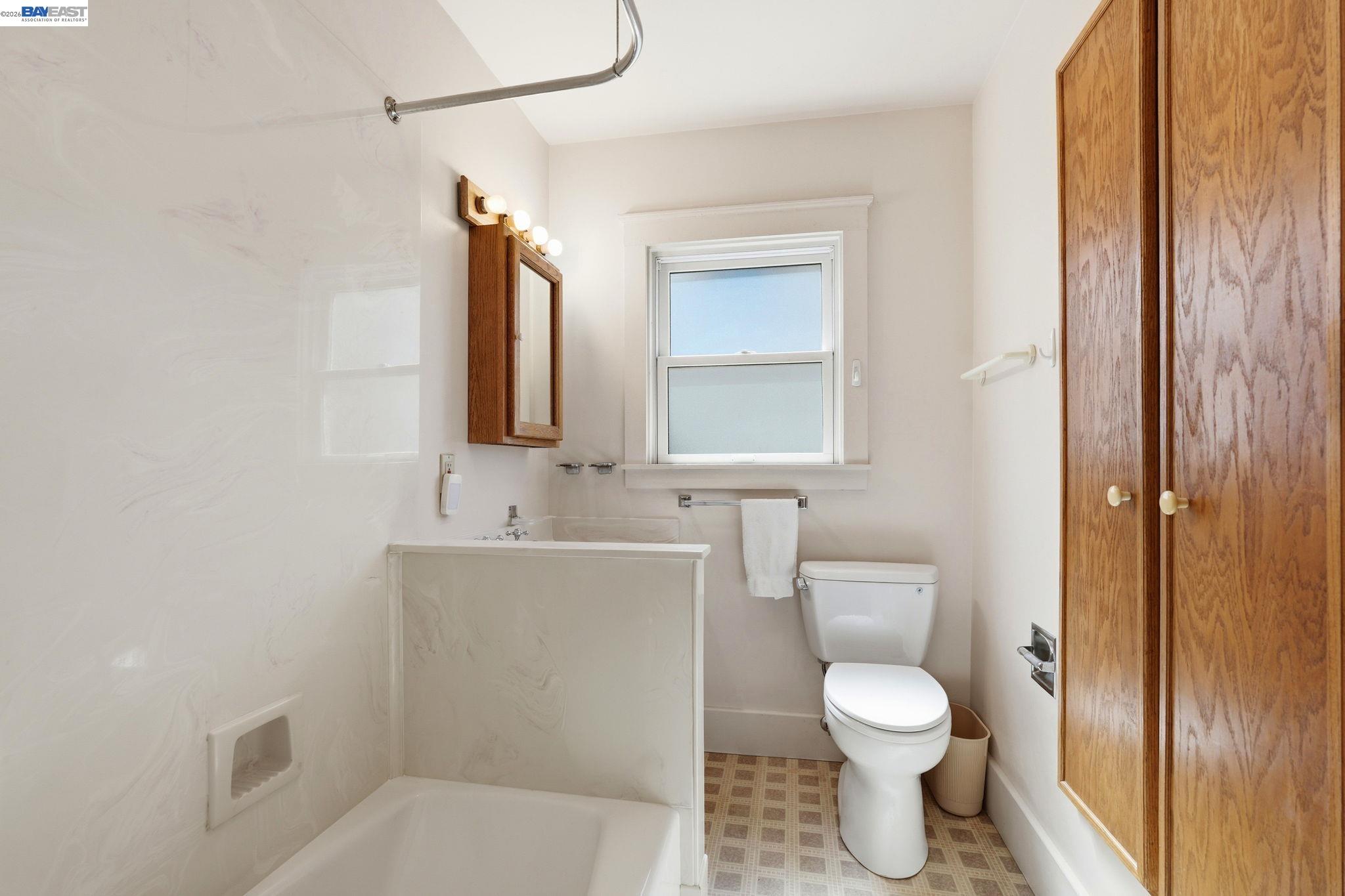 Detail Gallery Image 16 of 24 For 1130 Ranleigh Way, Piedmont,  CA 94610 - 3 Beds | 2 Baths