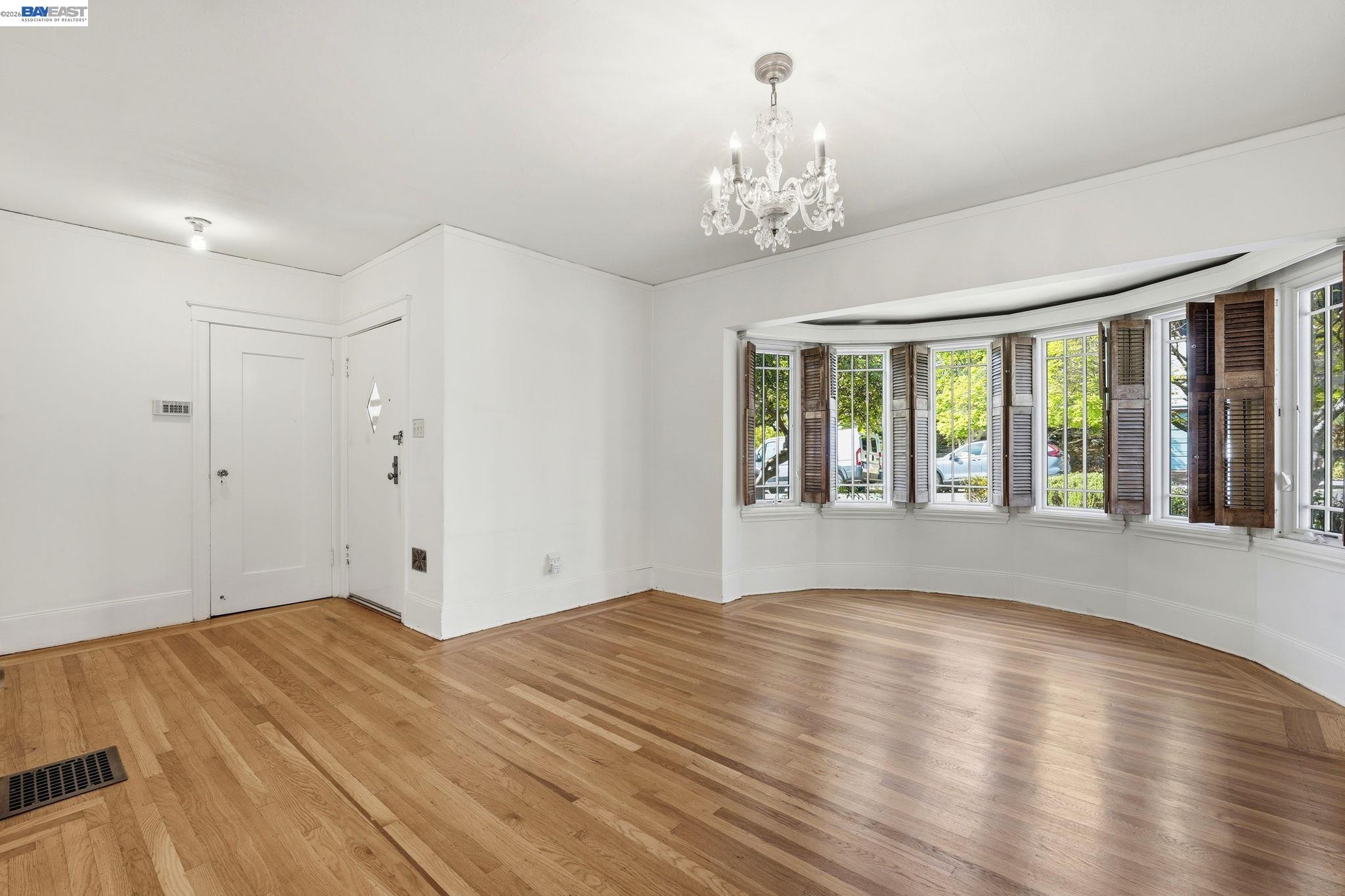 Detail Gallery Image 4 of 24 For 1130 Ranleigh Way, Piedmont,  CA 94610 - 3 Beds | 2 Baths