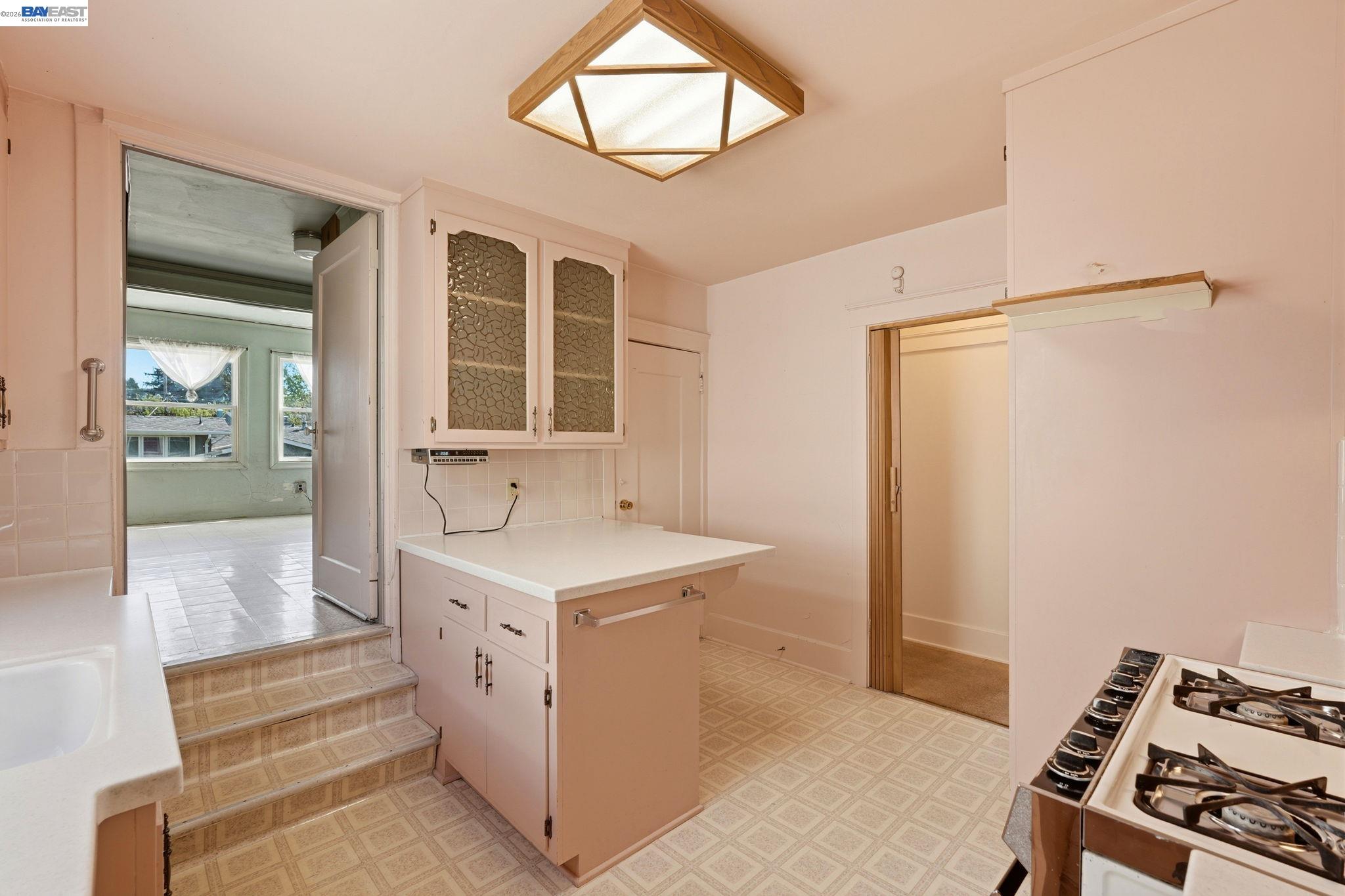 Detail Gallery Image 9 of 24 For 1130 Ranleigh Way, Piedmont,  CA 94610 - 3 Beds | 2 Baths