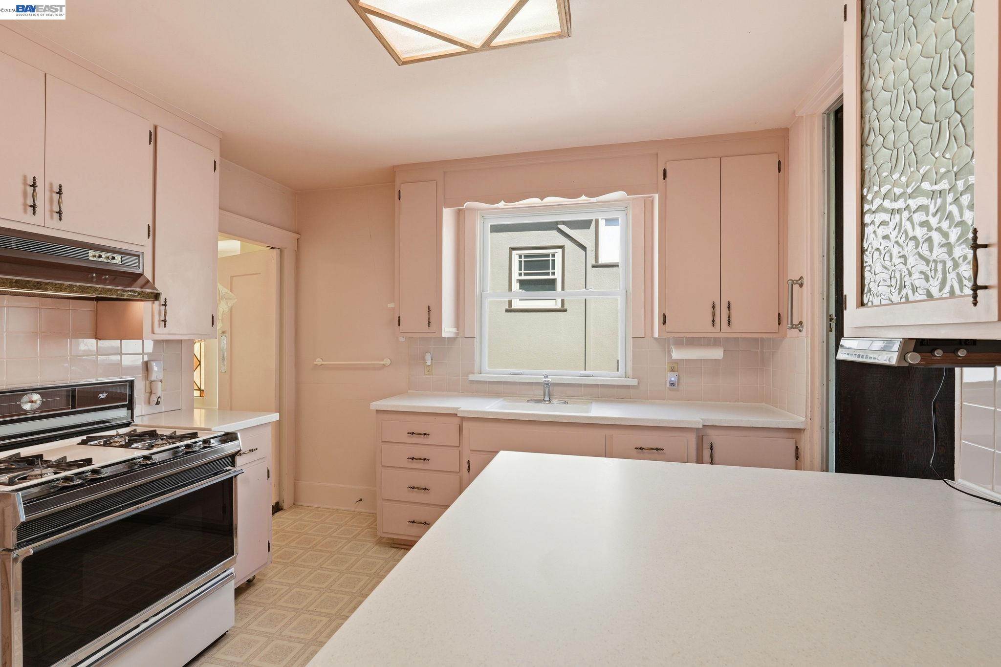 Detail Gallery Image 10 of 24 For 1130 Ranleigh Way, Piedmont,  CA 94610 - 3 Beds | 2 Baths