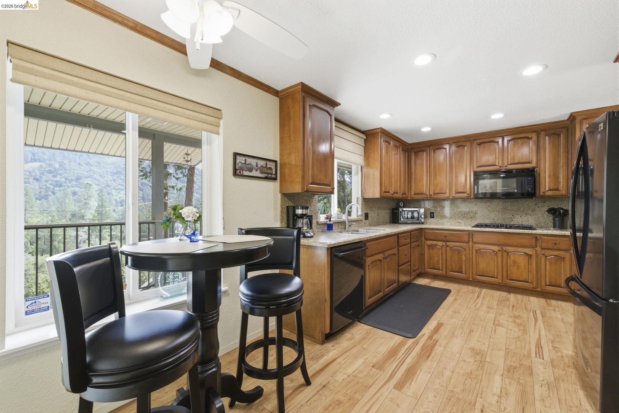 Detail Gallery Image 11 of 32 For 21955 Fallview Drive, Sonora,  CA 95370 - 3 Beds | 2 Baths