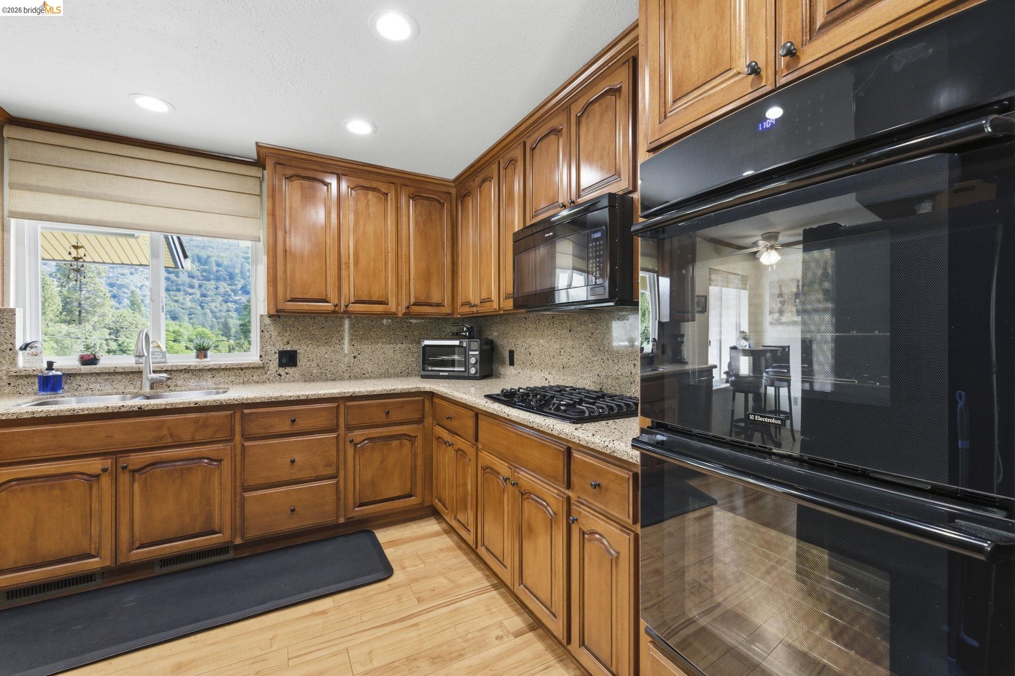 Detail Gallery Image 9 of 32 For 21955 Fallview Drive, Sonora,  CA 95370 - 3 Beds | 2 Baths