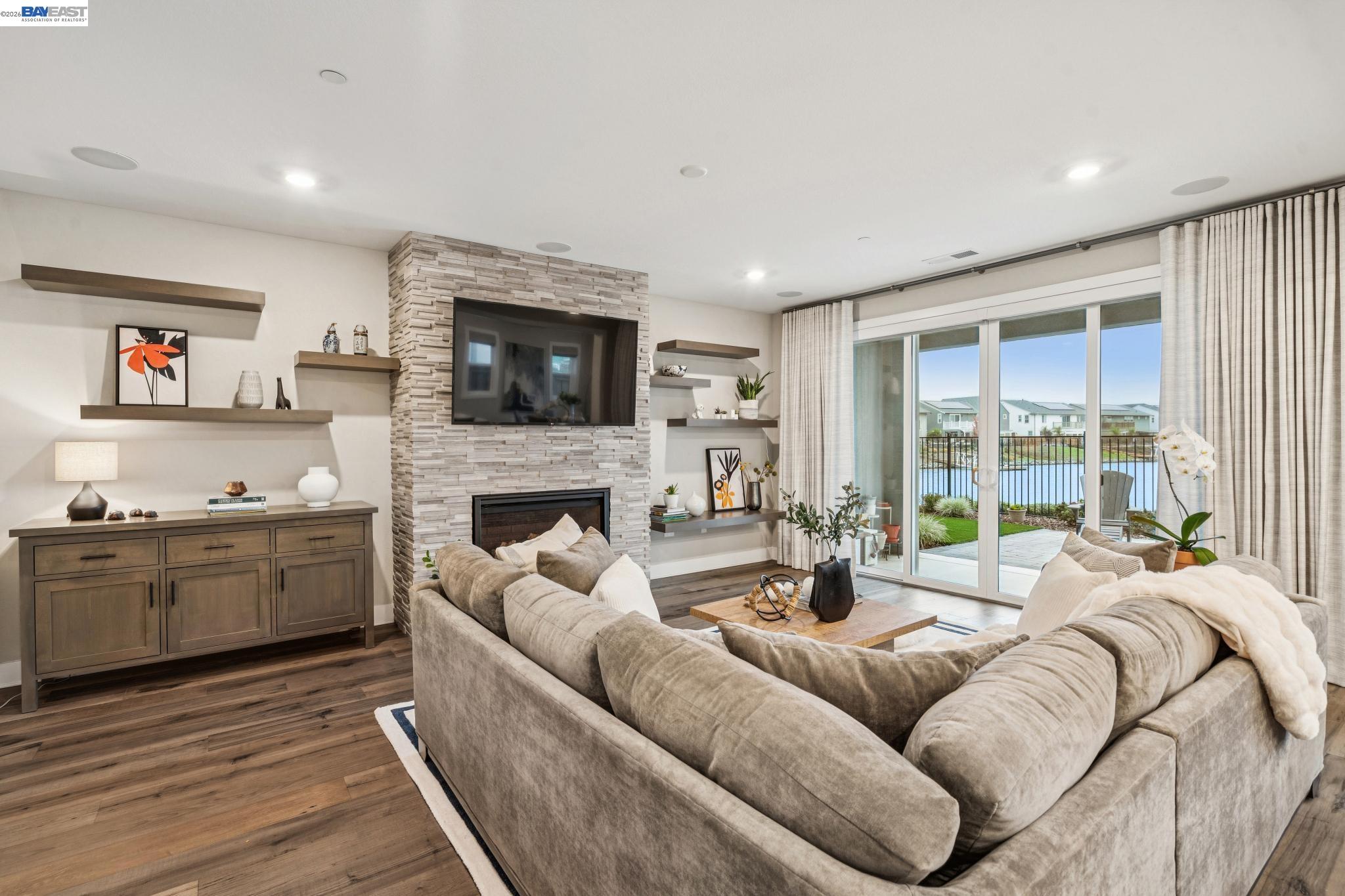 Detail Gallery Image 4 of 59 For 2827 Irish Meadow Way, Lathrop,  CA 95330 - 3 Beds | 2/1 Baths