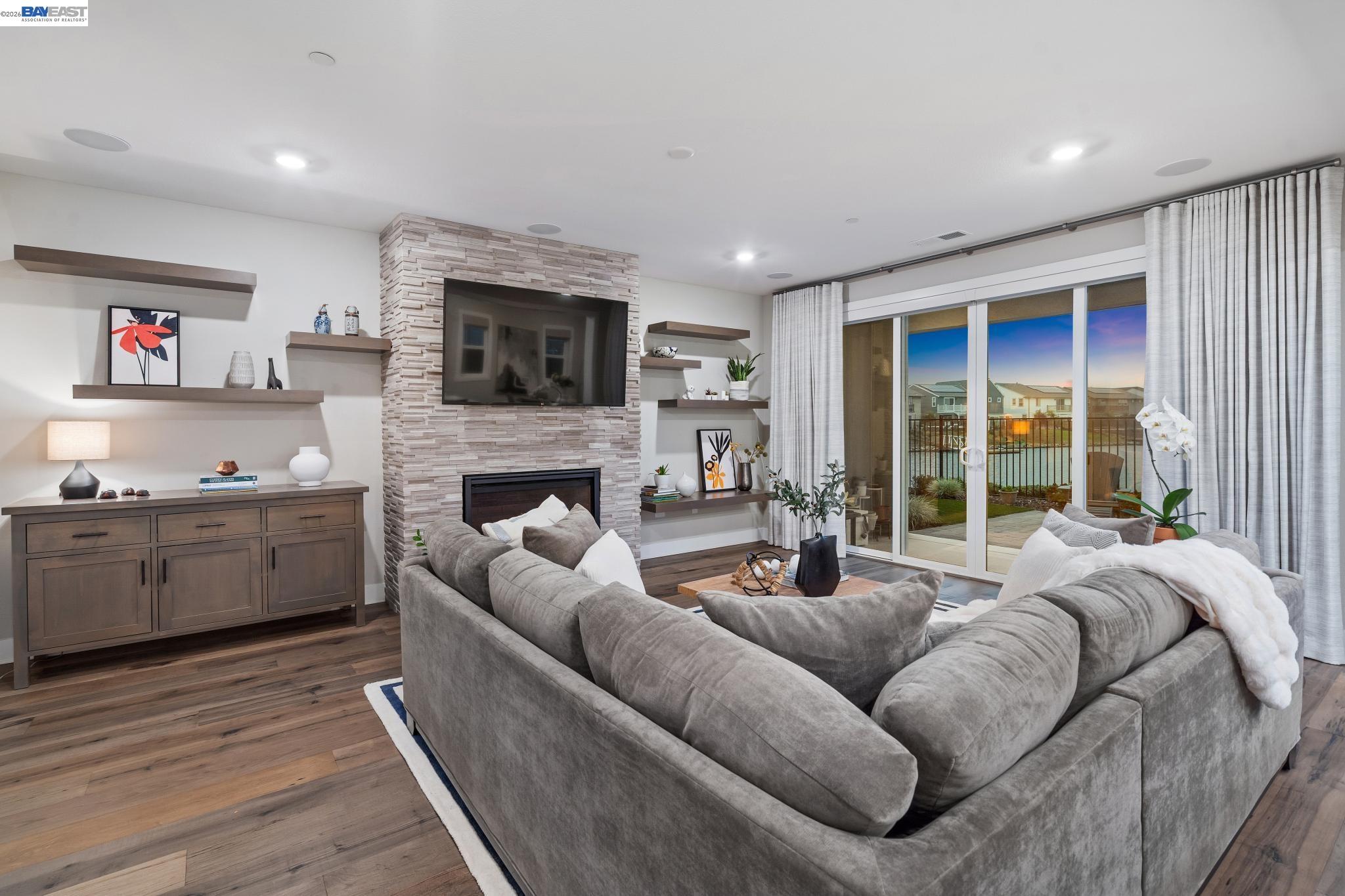 Detail Gallery Image 5 of 59 For 2827 Irish Meadow Way, Lathrop,  CA 95330 - 3 Beds | 2/1 Baths