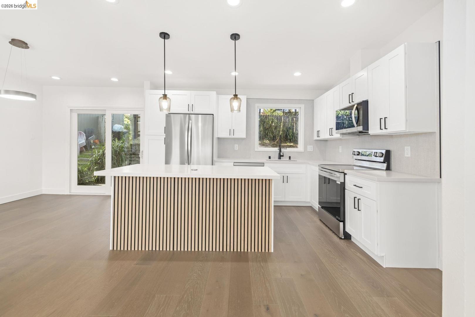 Detail Gallery Image 3 of 36 For 3409 Wyman St, Oakland,  CA 94619 - 2 Beds | 1/1 Baths