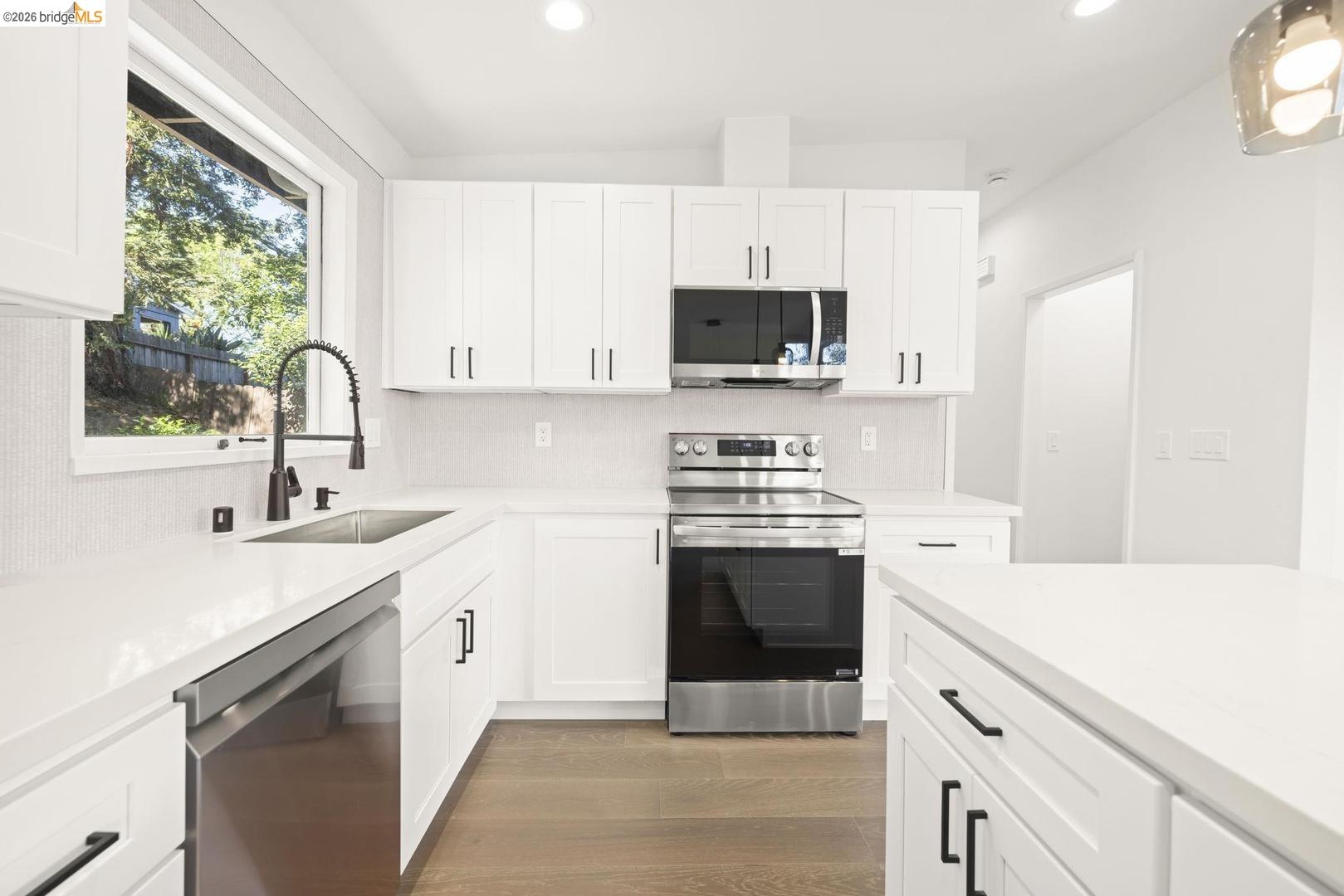 Detail Gallery Image 6 of 36 For 3409 Wyman St, Oakland,  CA 94619 - 2 Beds | 1/1 Baths