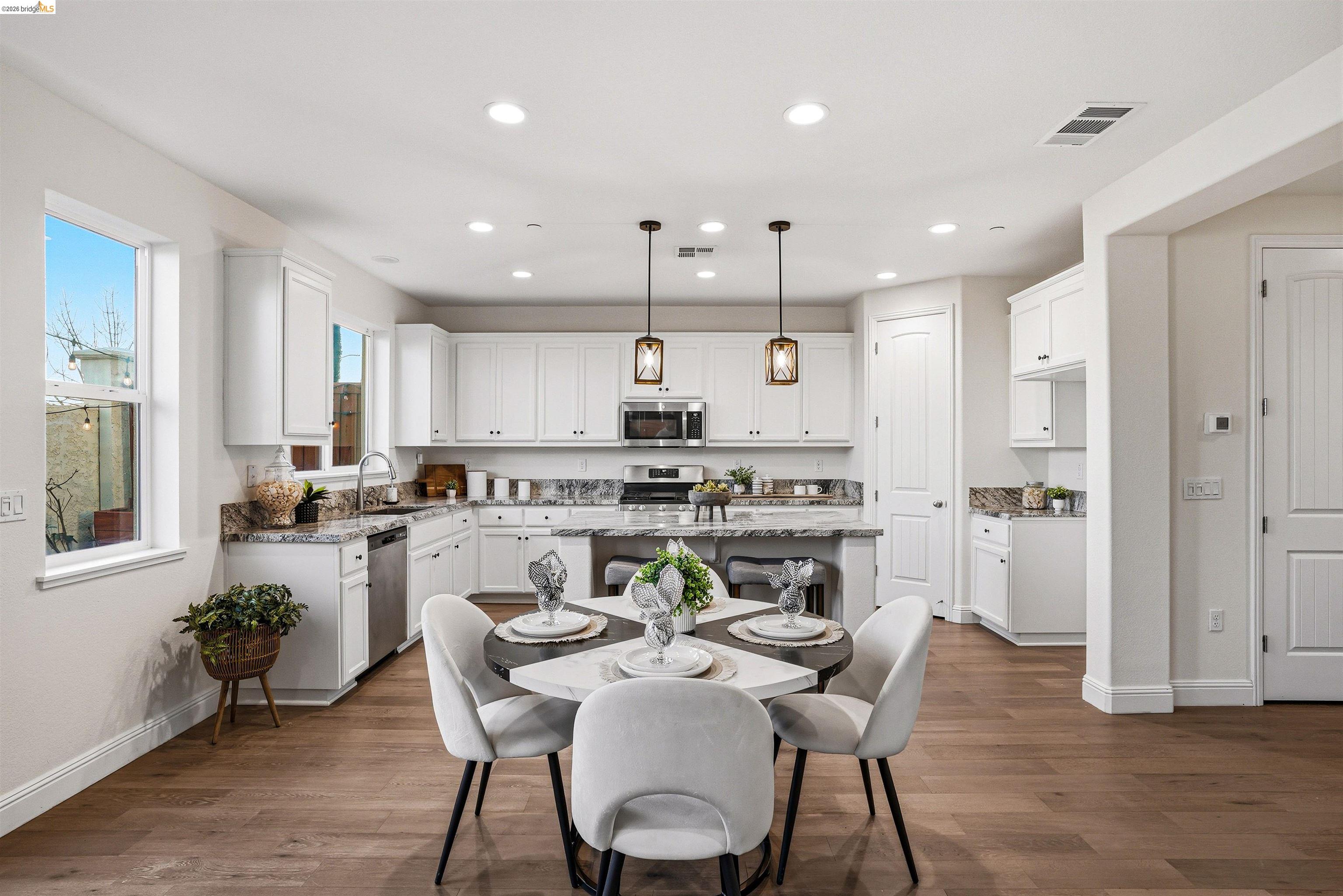 Detail Gallery Image 11 of 13 For 2525 Modena Dr, Pittsburg,  CA 94565 - 5 Beds | 3 Baths