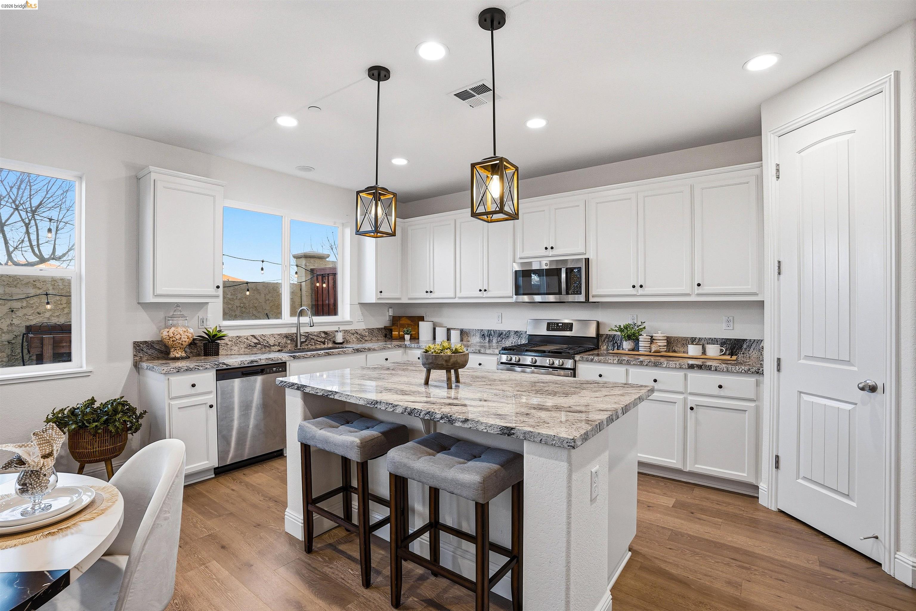 Detail Gallery Image 7 of 36 For 2525 Modena Dr, Pittsburg,  CA 94565 - 5 Beds | 3 Baths