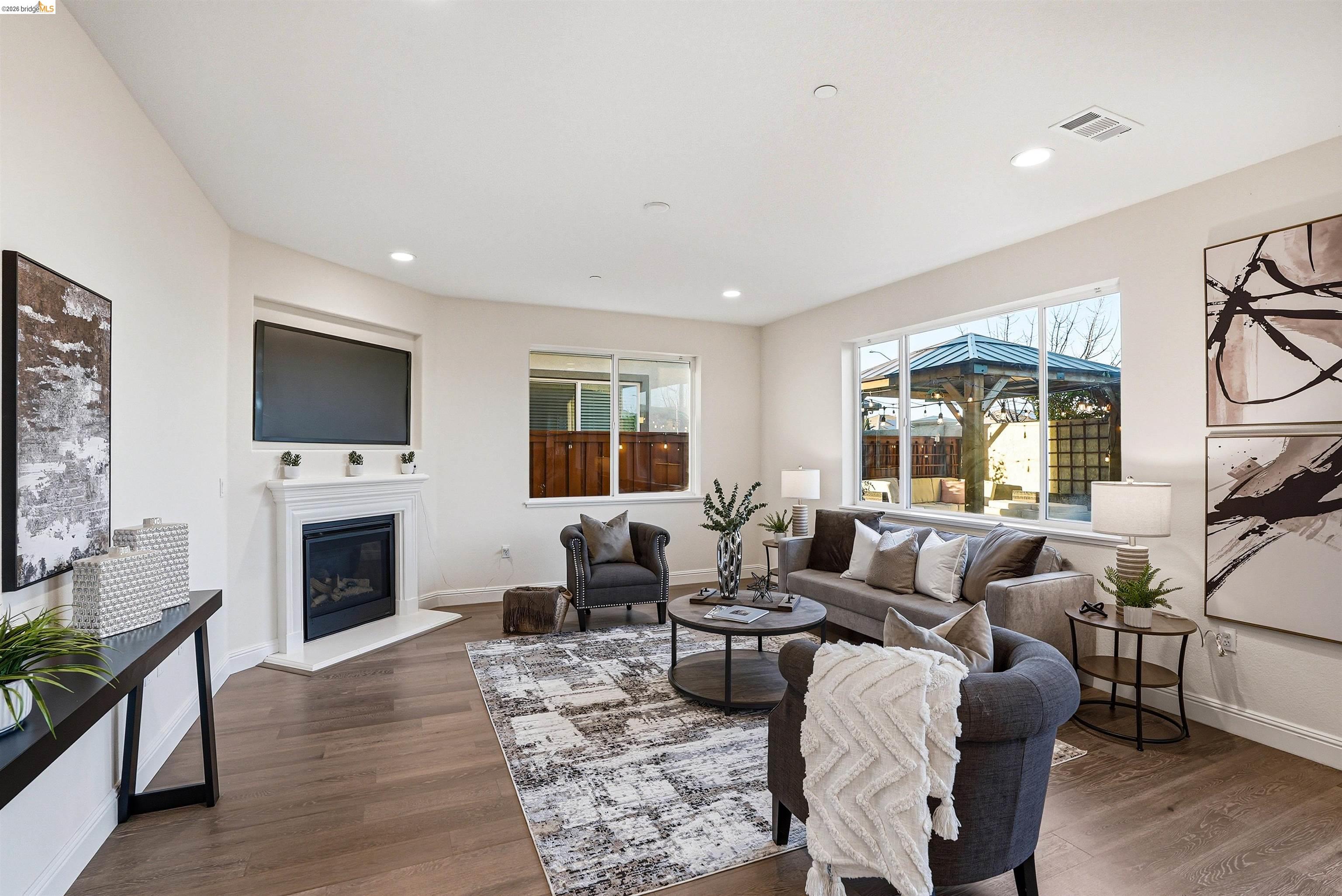 Detail Gallery Image 8 of 13 For 2525 Modena Dr, Pittsburg,  CA 94565 - 5 Beds | 3 Baths