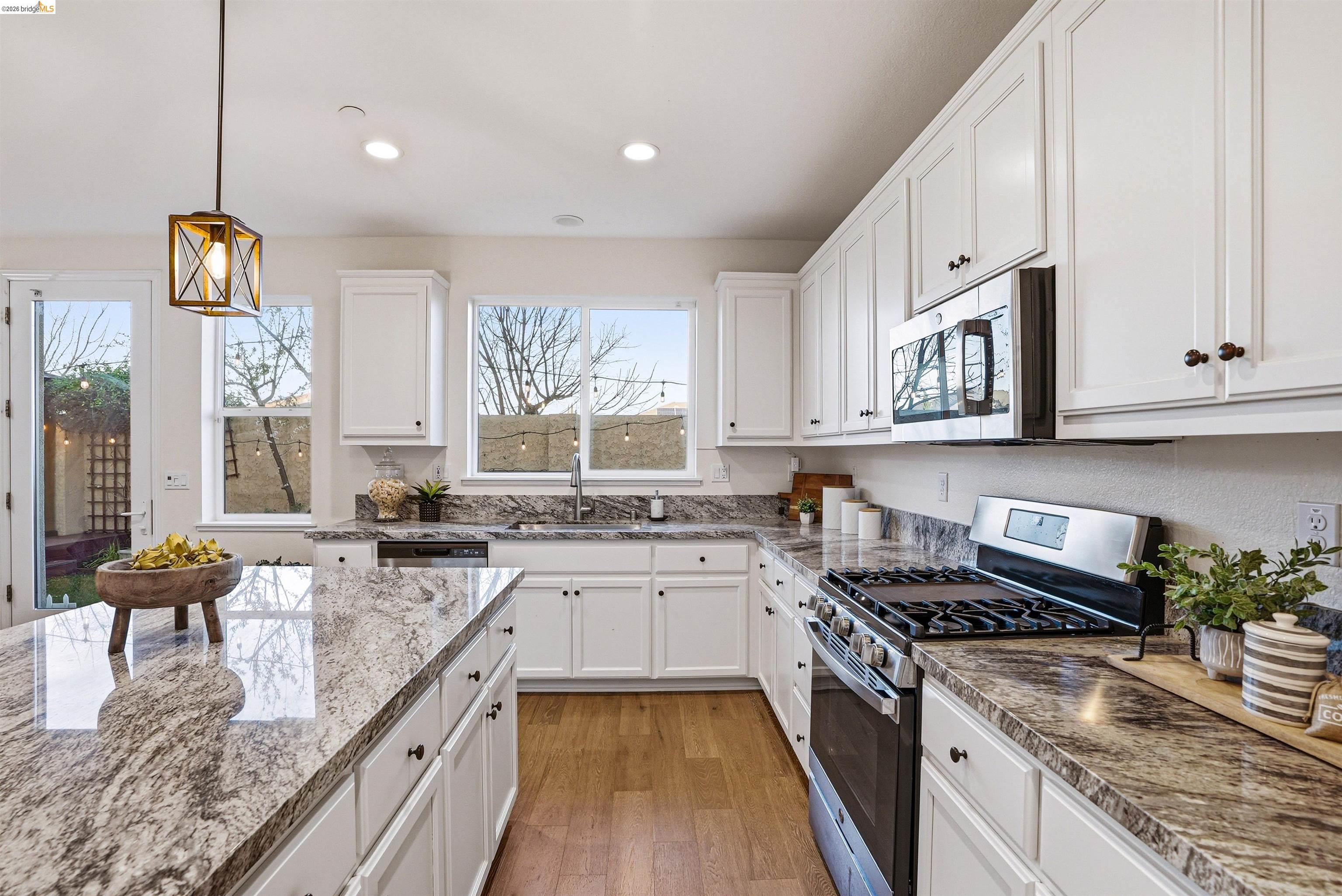 Detail Gallery Image 9 of 36 For 2525 Modena Dr, Pittsburg,  CA 94565 - 5 Beds | 3 Baths