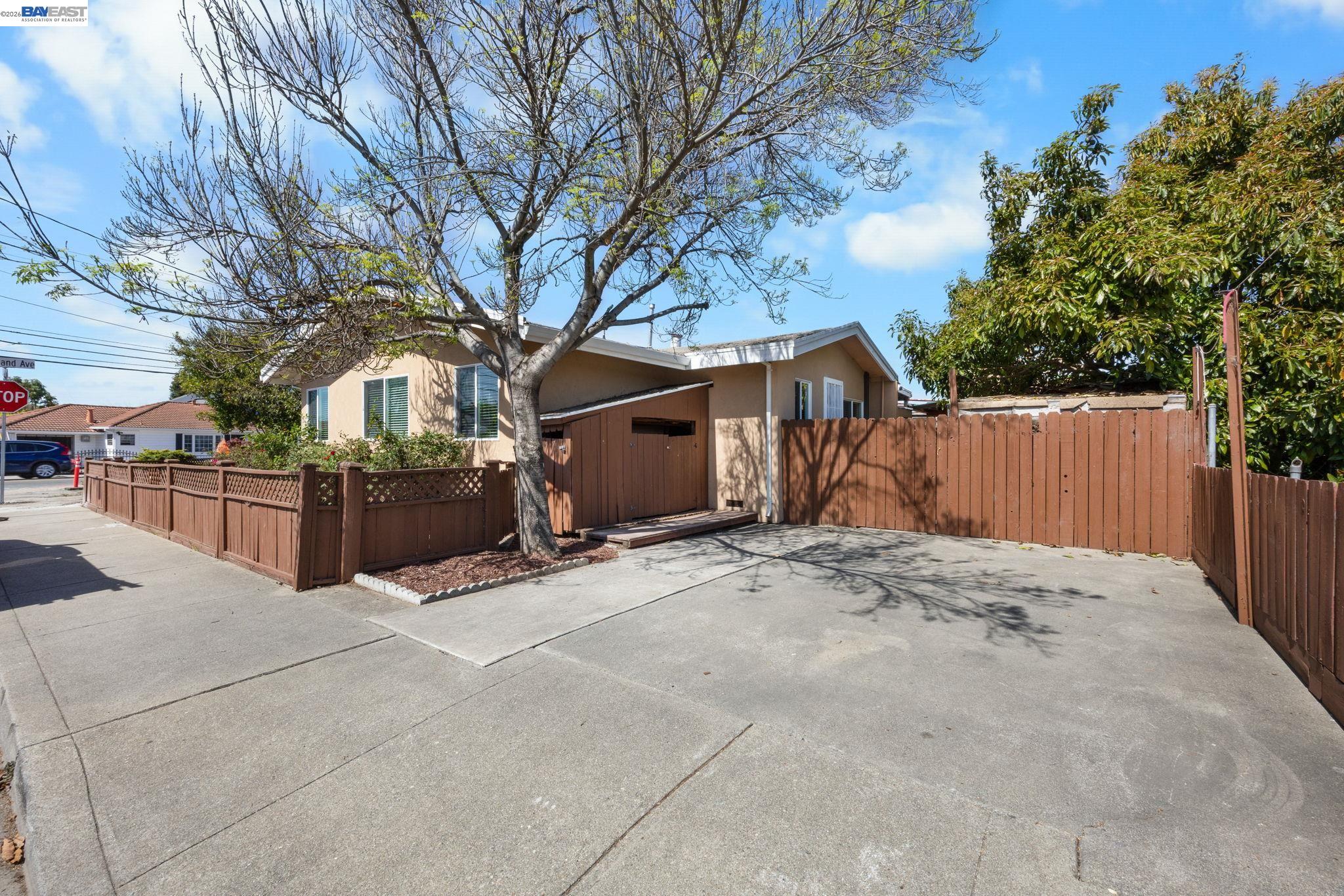 Detail Gallery Image 6 of 44 For 18286 Meekland Ave, Hayward,  CA 94541 - 3 Beds | 2 Baths