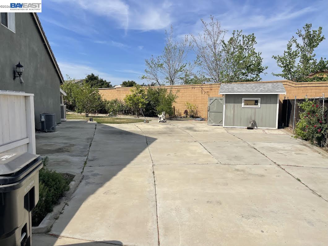 Detail Gallery Image 3 of 12 For 1235 Santona Ct, Manteca,  CA 95337 - 4 Beds | 3 Baths