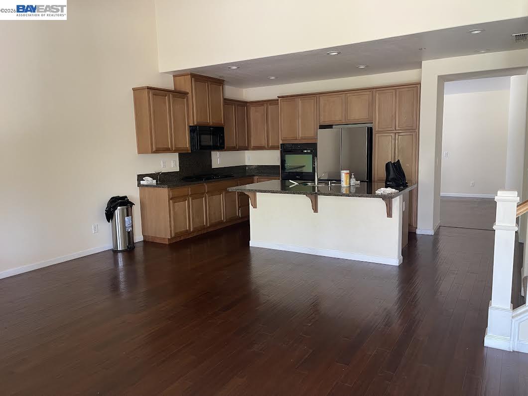 Detail Gallery Image 7 of 12 For 1235 Santona Ct, Manteca,  CA 95337 - 4 Beds | 3 Baths