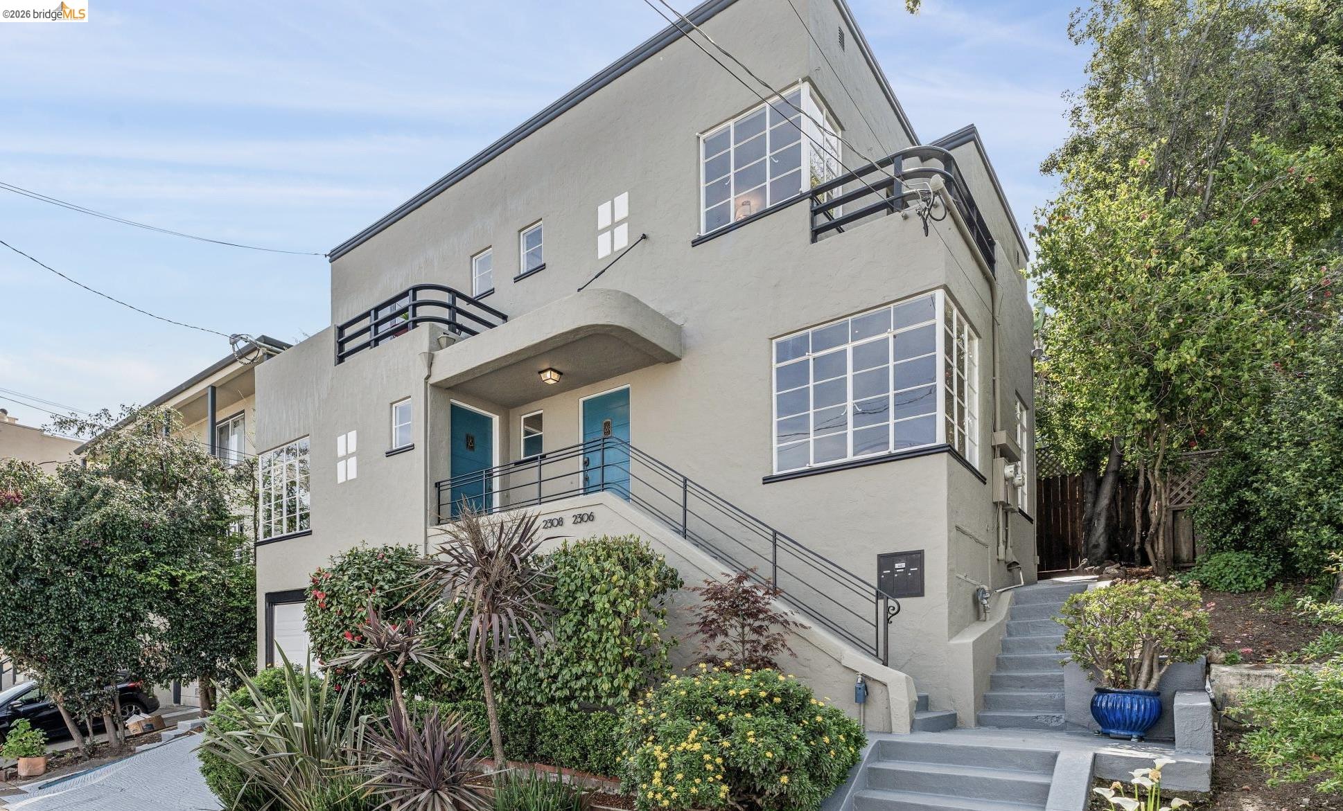 Detail Gallery Image 2 of 60 For 2306 Ivy Dr, Oakland,  CA 94606 - 4 Beds | 2 Baths