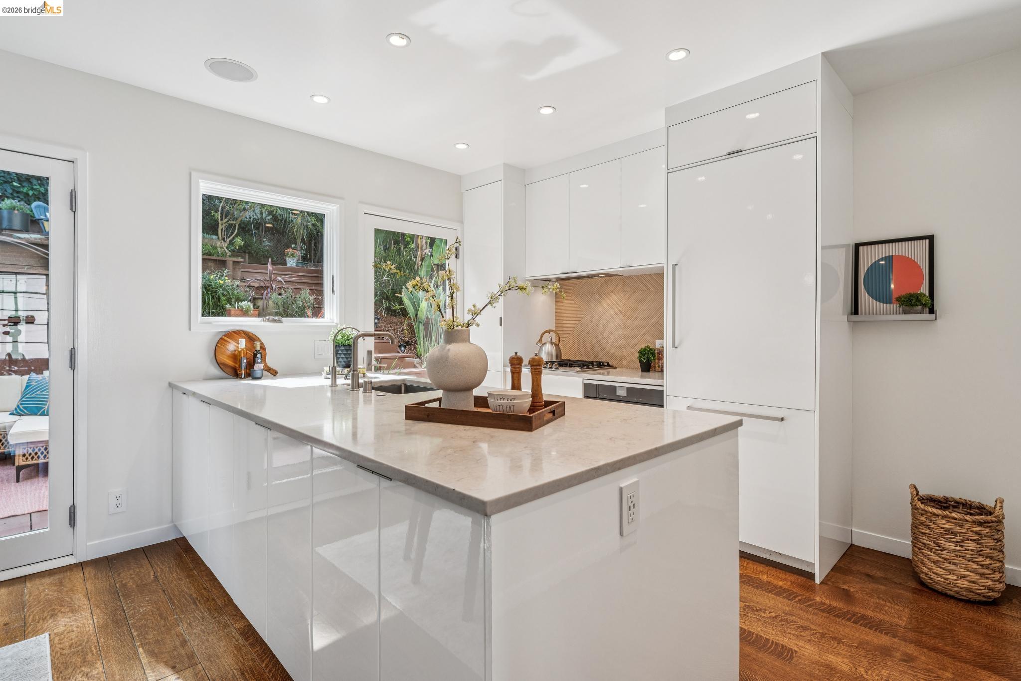 Detail Gallery Image 16 of 60 For 2306 Ivy Dr, Oakland,  CA 94606 - 4 Beds | 2 Baths