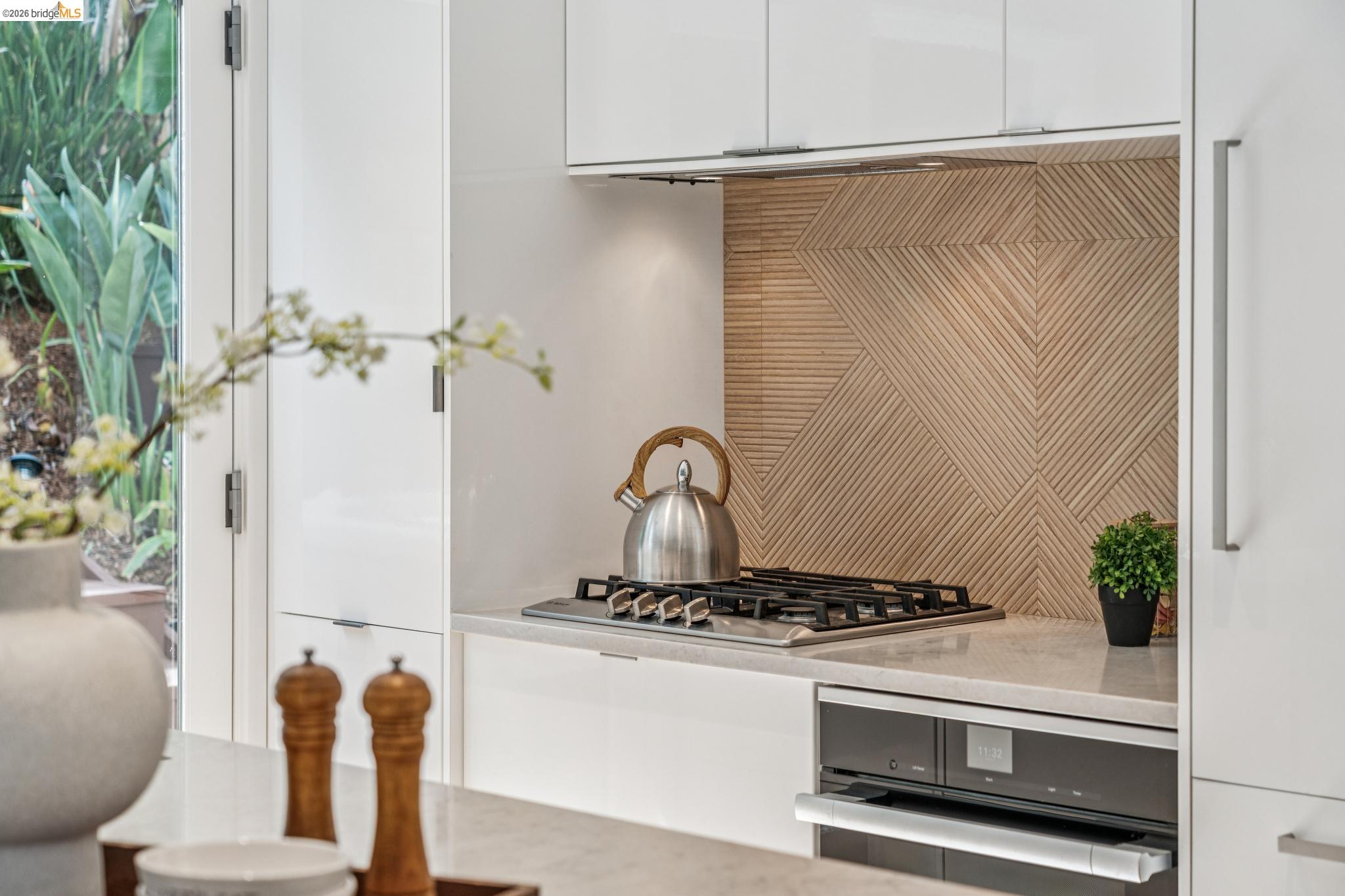 Detail Gallery Image 17 of 60 For 2306 Ivy Dr, Oakland,  CA 94606 - 4 Beds | 2 Baths