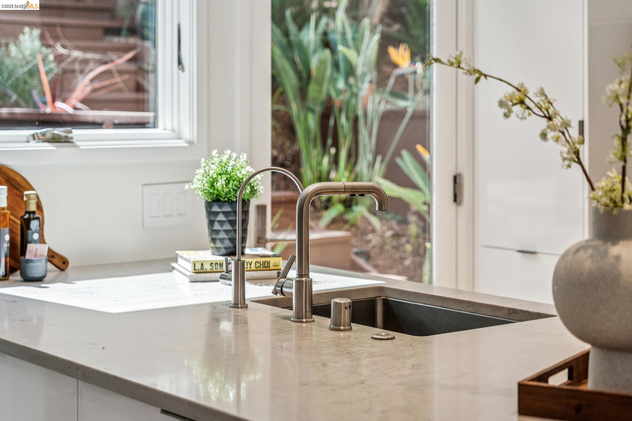 Detail Gallery Image 18 of 60 For 2306 Ivy Dr, Oakland,  CA 94606 - 4 Beds | 2 Baths