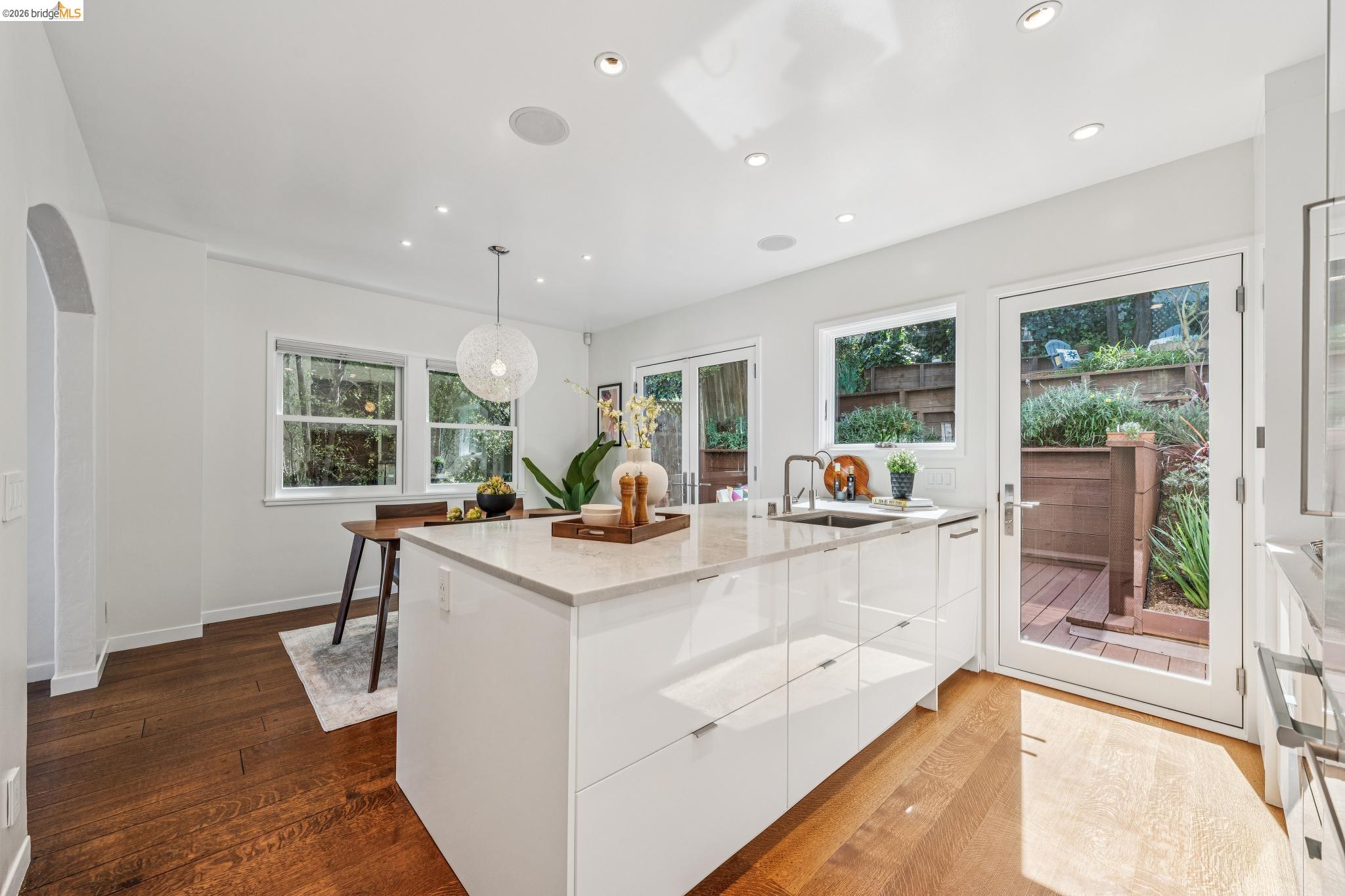 Detail Gallery Image 19 of 60 For 2306 Ivy Dr, Oakland,  CA 94606 - 4 Beds | 2 Baths