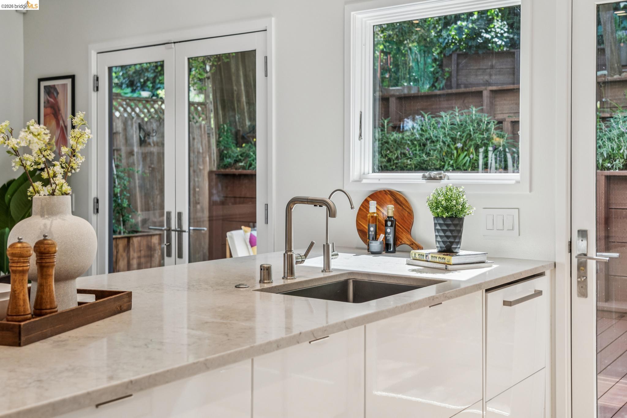 Detail Gallery Image 20 of 60 For 2306 Ivy Dr, Oakland,  CA 94606 - 4 Beds | 2 Baths