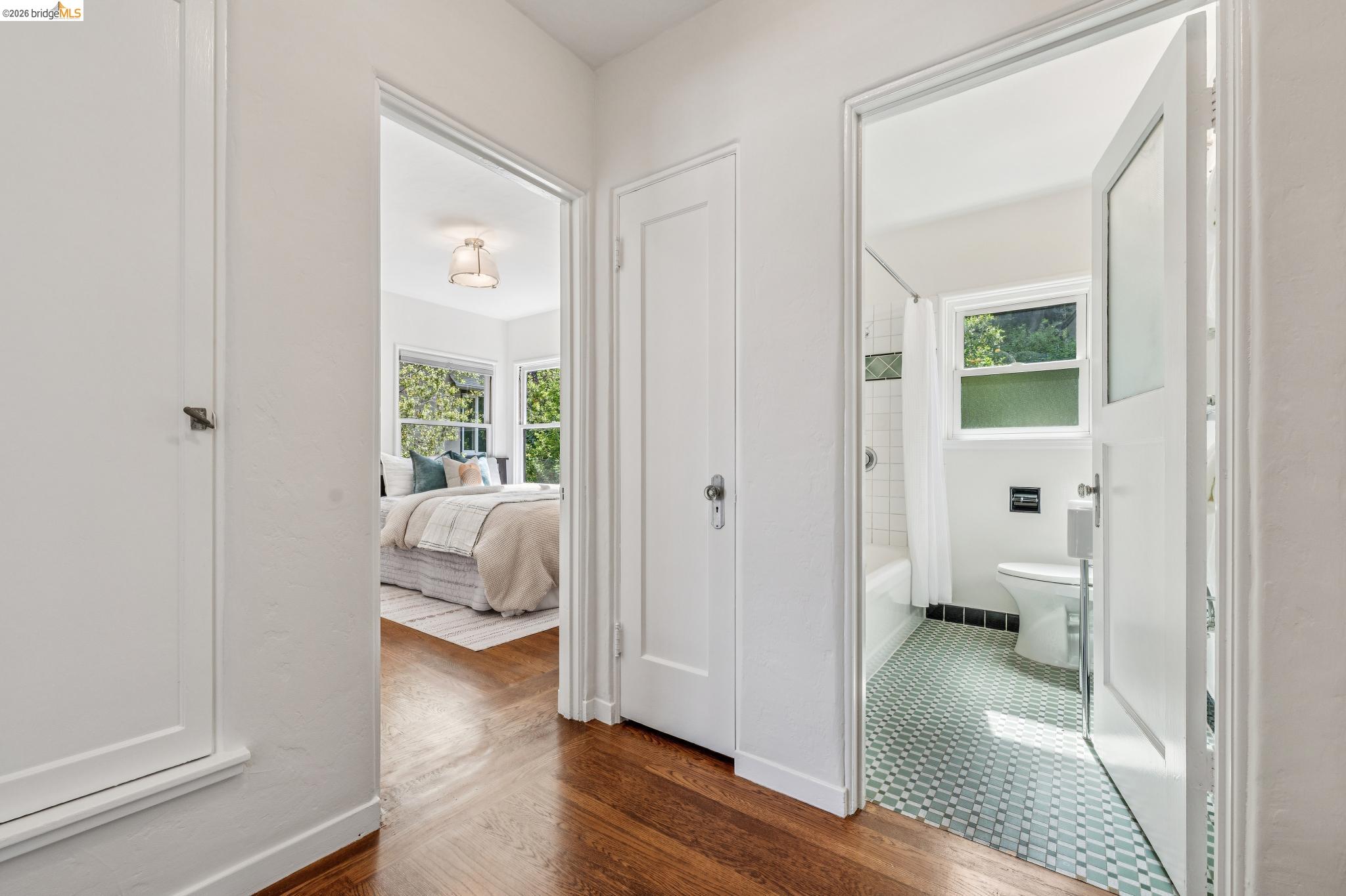 Detail Gallery Image 22 of 60 For 2306 Ivy Dr, Oakland,  CA 94606 - 4 Beds | 2 Baths