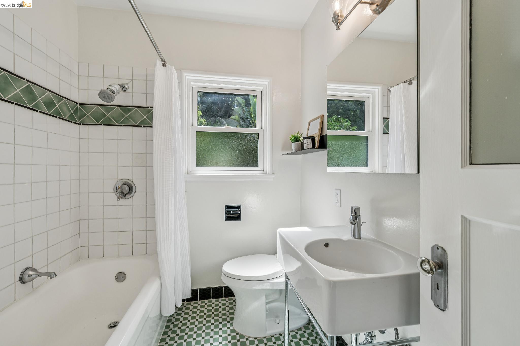 Detail Gallery Image 25 of 60 For 2306 Ivy Dr, Oakland,  CA 94606 - 4 Beds | 2 Baths