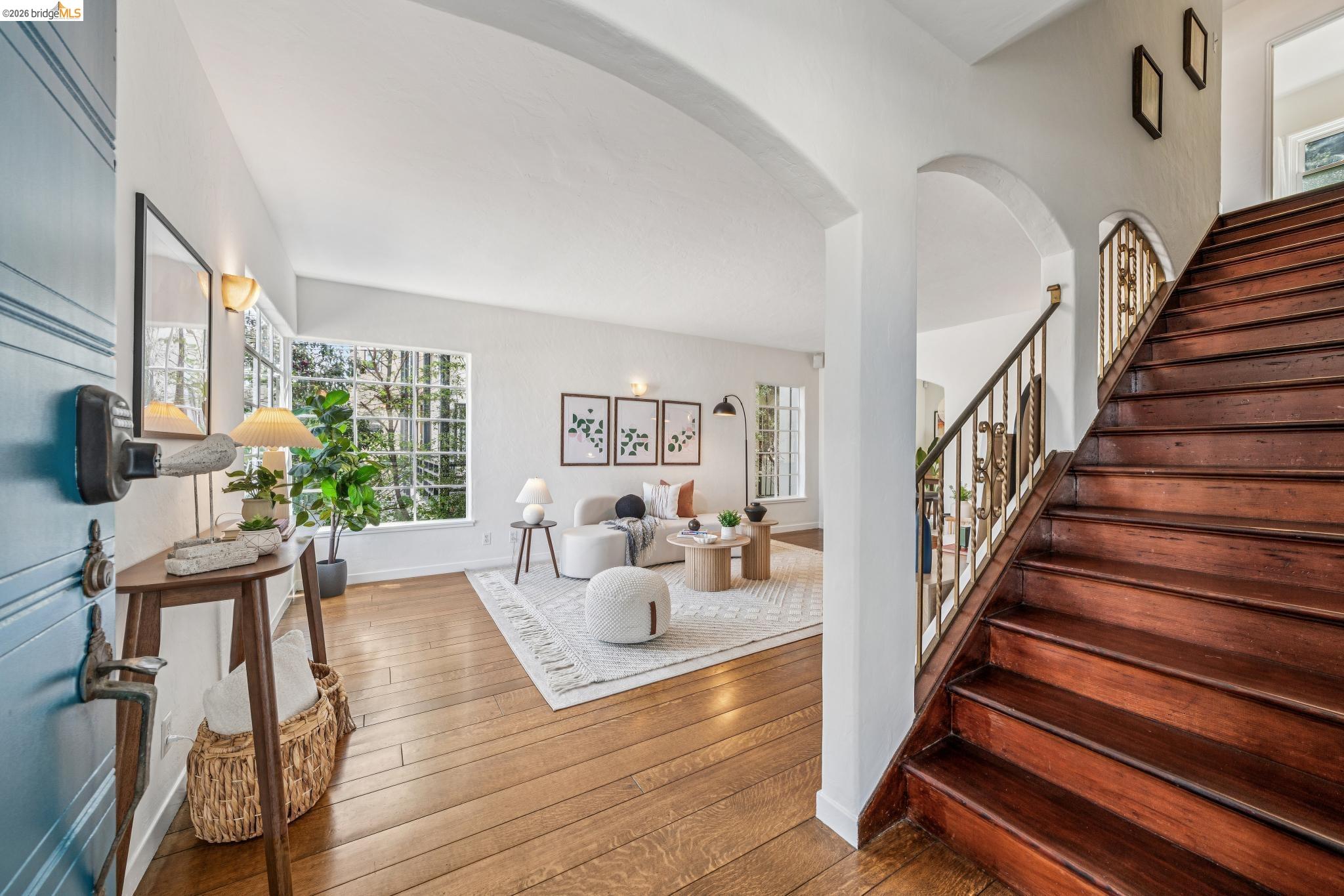 Detail Gallery Image 4 of 60 For 2306 Ivy Dr, Oakland,  CA 94606 - 4 Beds | 2 Baths