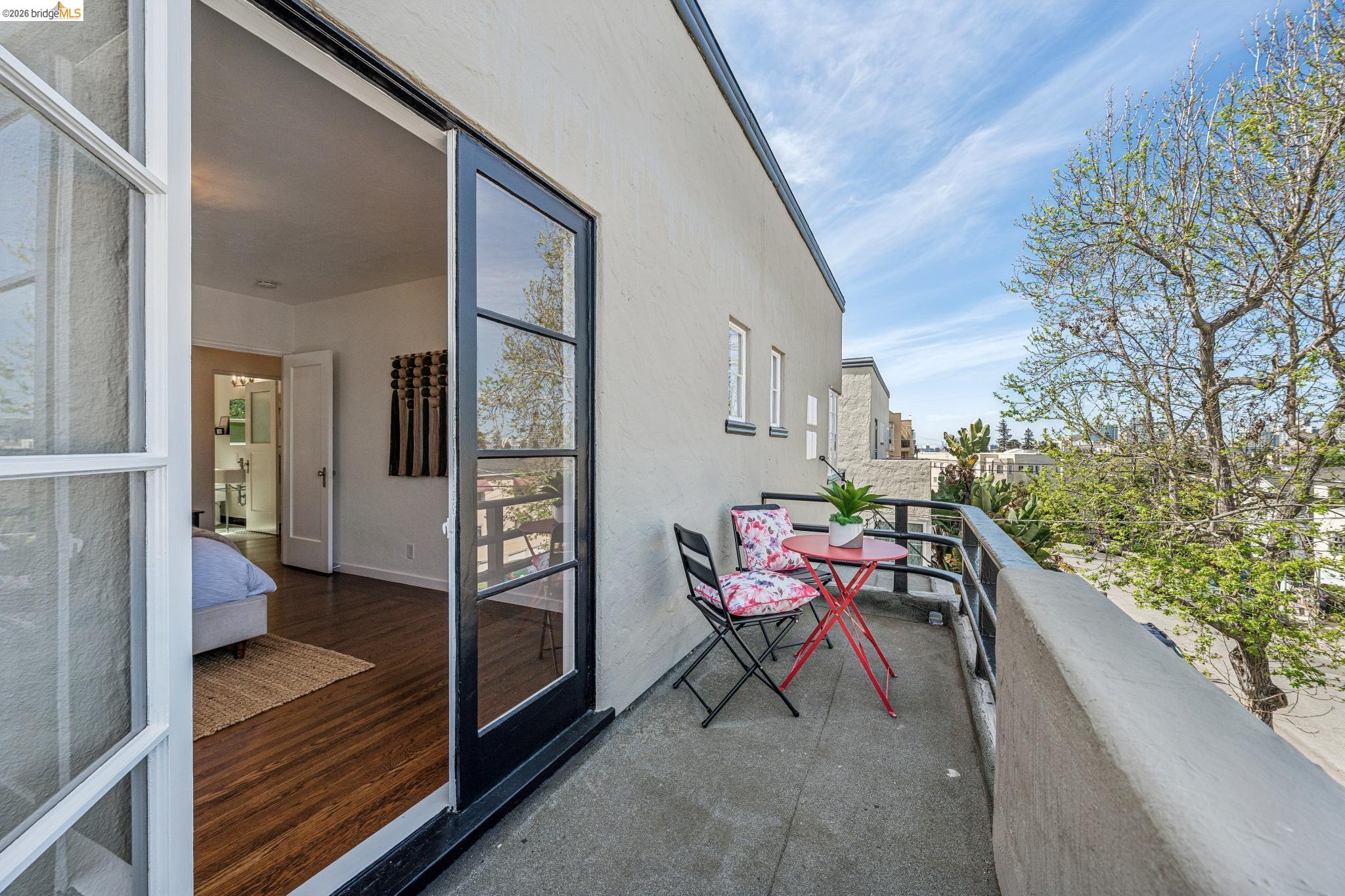 Detail Gallery Image 31 of 60 For 2306 Ivy Dr, Oakland,  CA 94606 - 4 Beds | 2 Baths