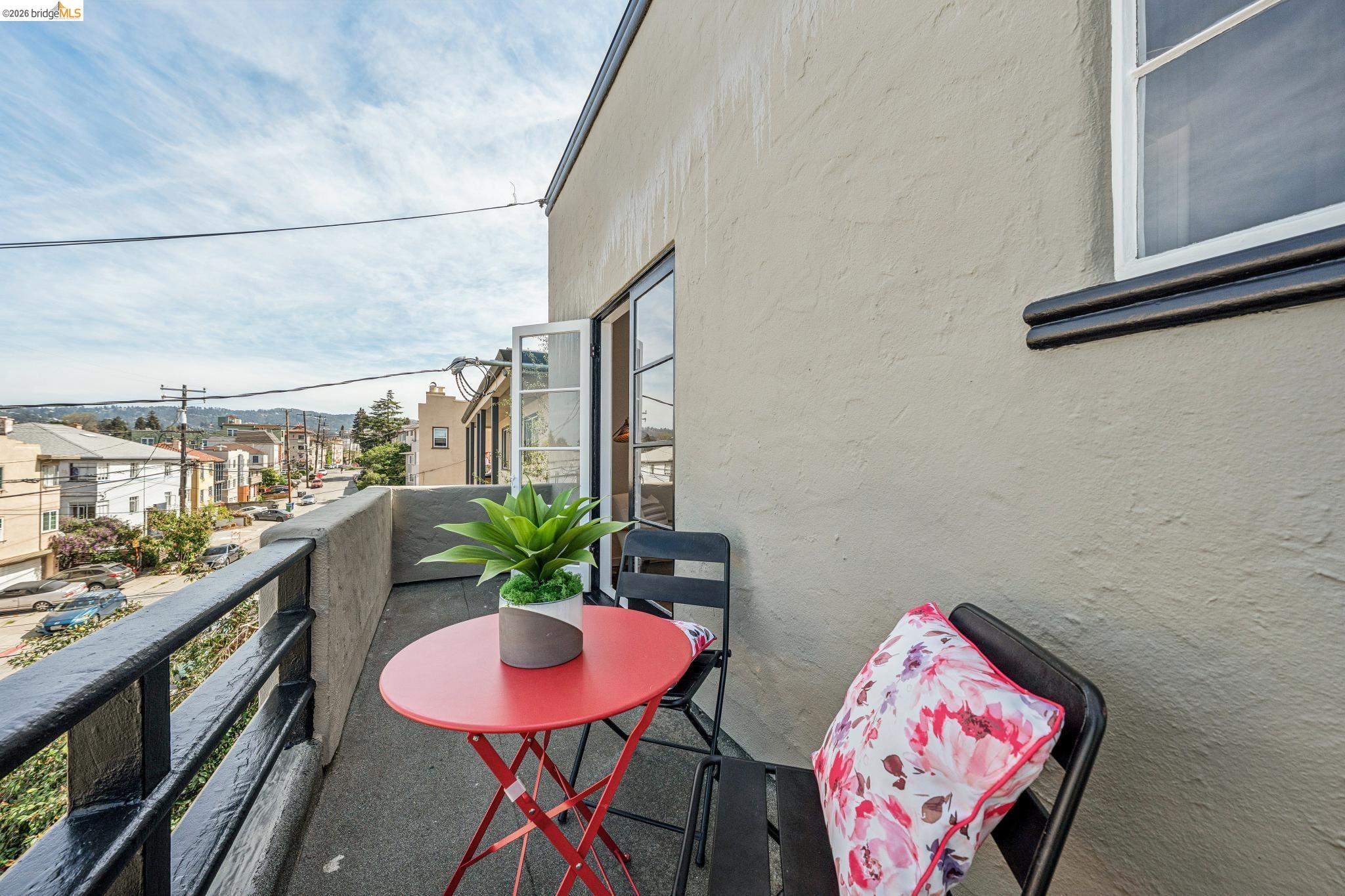 Detail Gallery Image 32 of 60 For 2306 Ivy Dr, Oakland,  CA 94606 - 4 Beds | 2 Baths