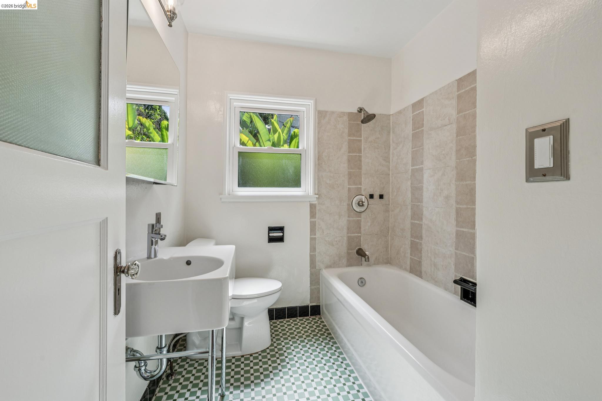 Detail Gallery Image 42 of 60 For 2306 Ivy Dr, Oakland,  CA 94606 - 4 Beds | 2 Baths