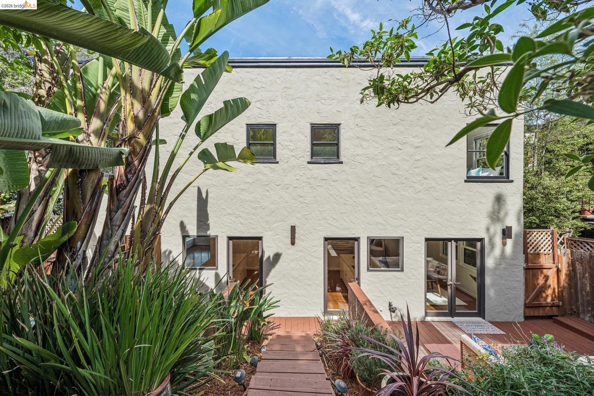 Detail Gallery Image 57 of 60 For 2306 Ivy Dr, Oakland,  CA 94606 - 4 Beds | 2 Baths