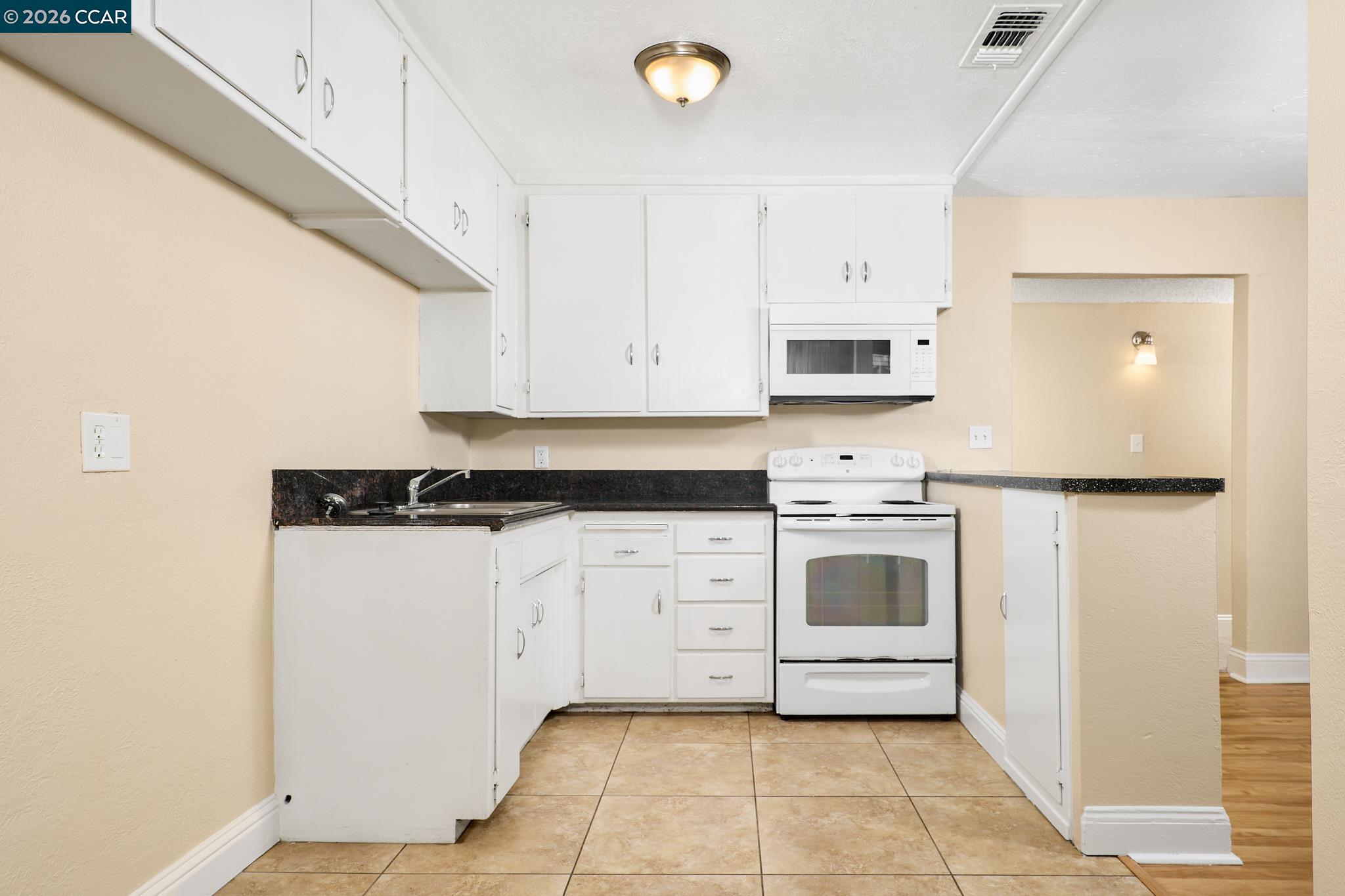 Detail Gallery Image 2 of 17 For 7107 Paladin Way, Rio Linda,  CA 95673 - 3 Beds | 2 Baths