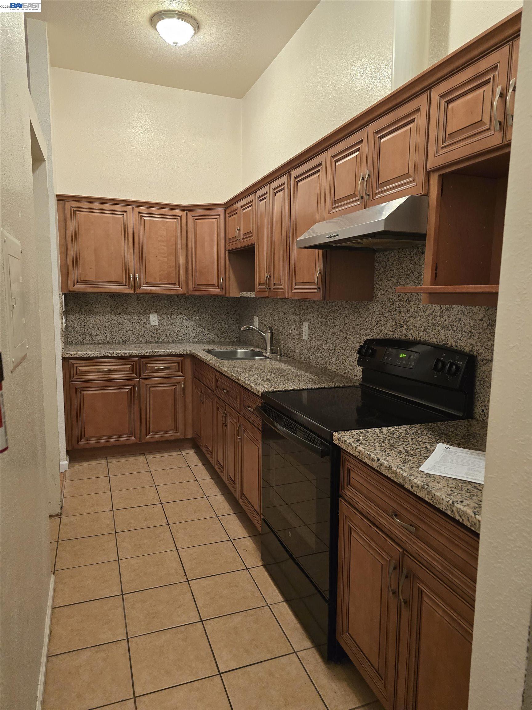 Detail Gallery Image 4 of 12 For 415 Foothill Blvd, Oakland,  CA 94606 - – Beds | – Baths