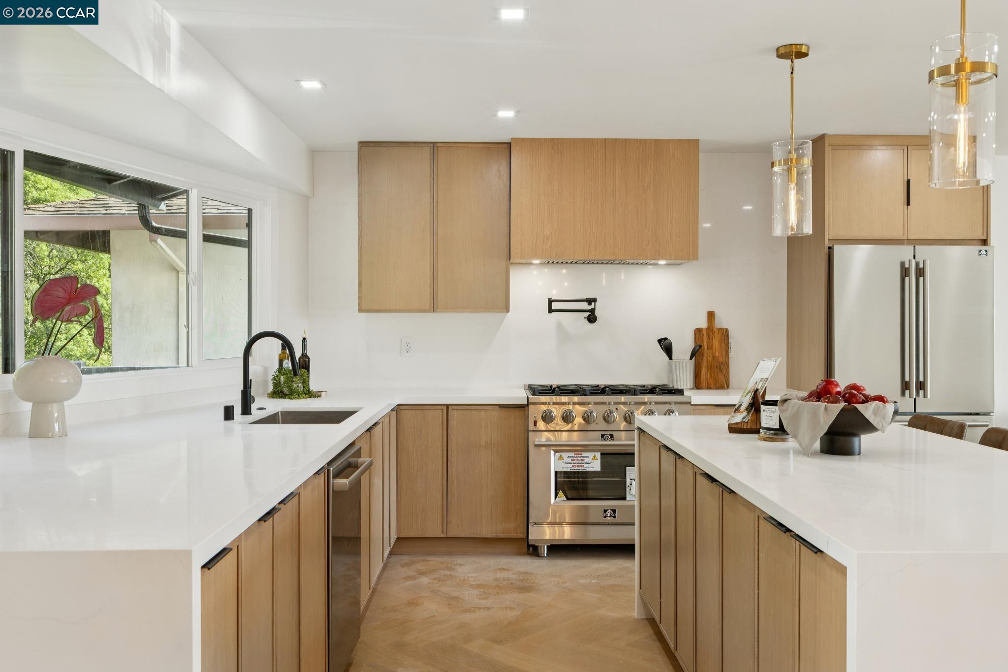 Detail Gallery Image 14 of 36 For 602 Big Bend Dr, Pacifica,  CA 94044-3856 - 5 Beds | 4 Baths