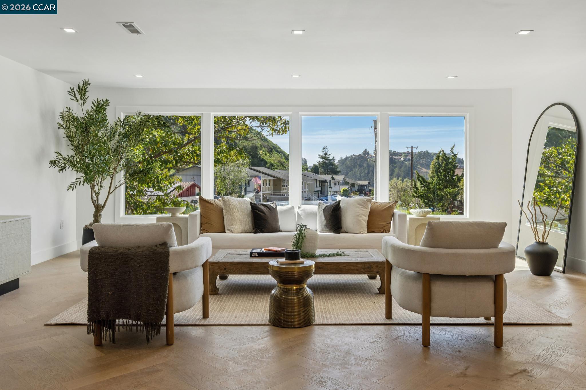 Detail Gallery Image 6 of 36 For 602 Big Bend Dr, Pacifica,  CA 94044-3856 - 5 Beds | 4 Baths