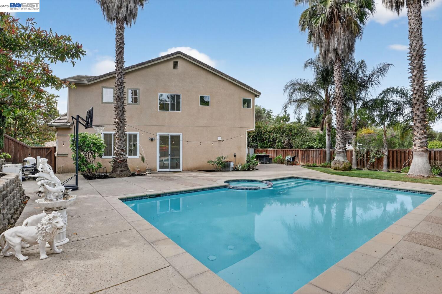 Detail Gallery Image 2 of 46 For 20044 Shadow Creek Cir, Castro Valley,  CA 94552 - 4 Beds | 2/1 Baths