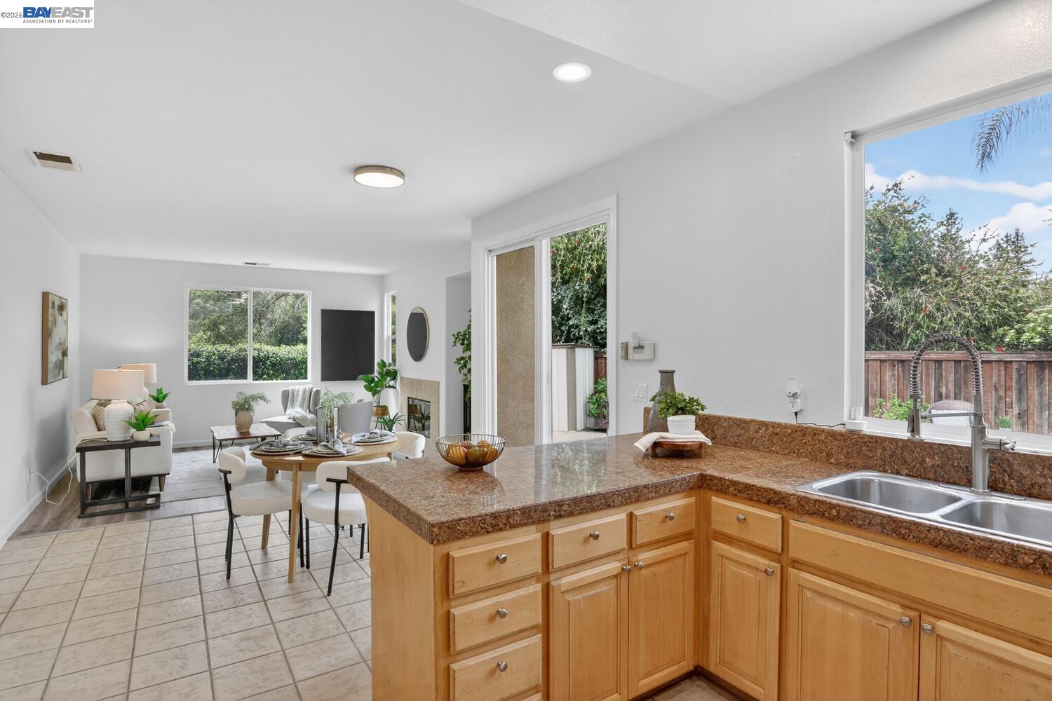 Detail Gallery Image 11 of 46 For 20044 Shadow Creek Cir, Castro Valley,  CA 94552 - 4 Beds | 2/1 Baths