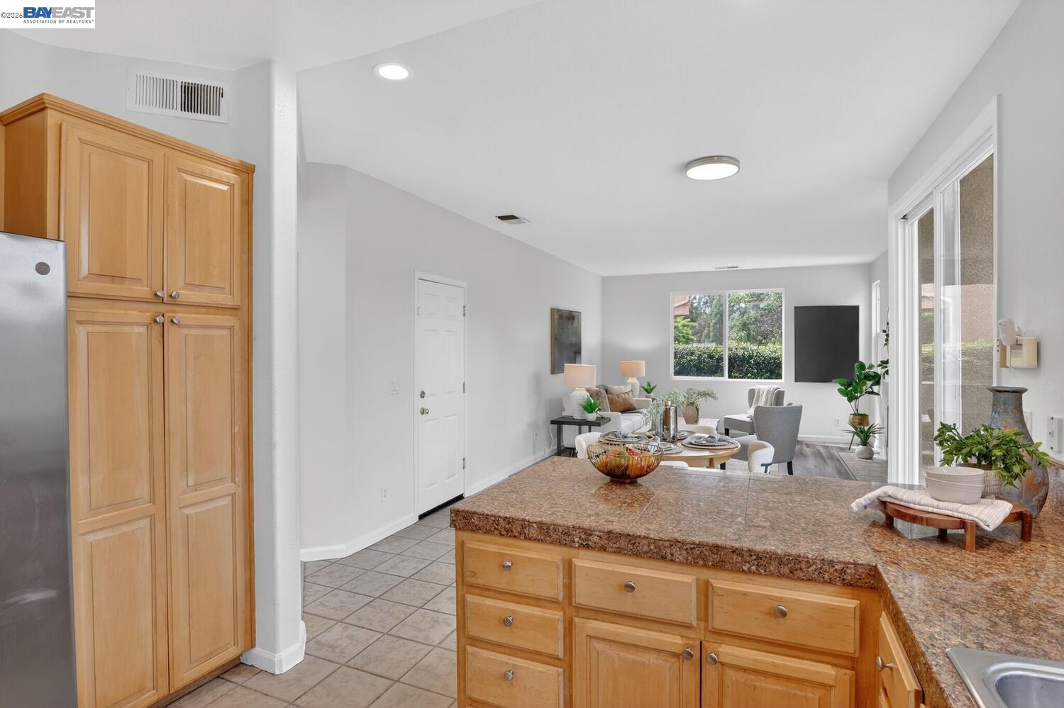 Detail Gallery Image 12 of 46 For 20044 Shadow Creek Cir, Castro Valley,  CA 94552 - 4 Beds | 2/1 Baths