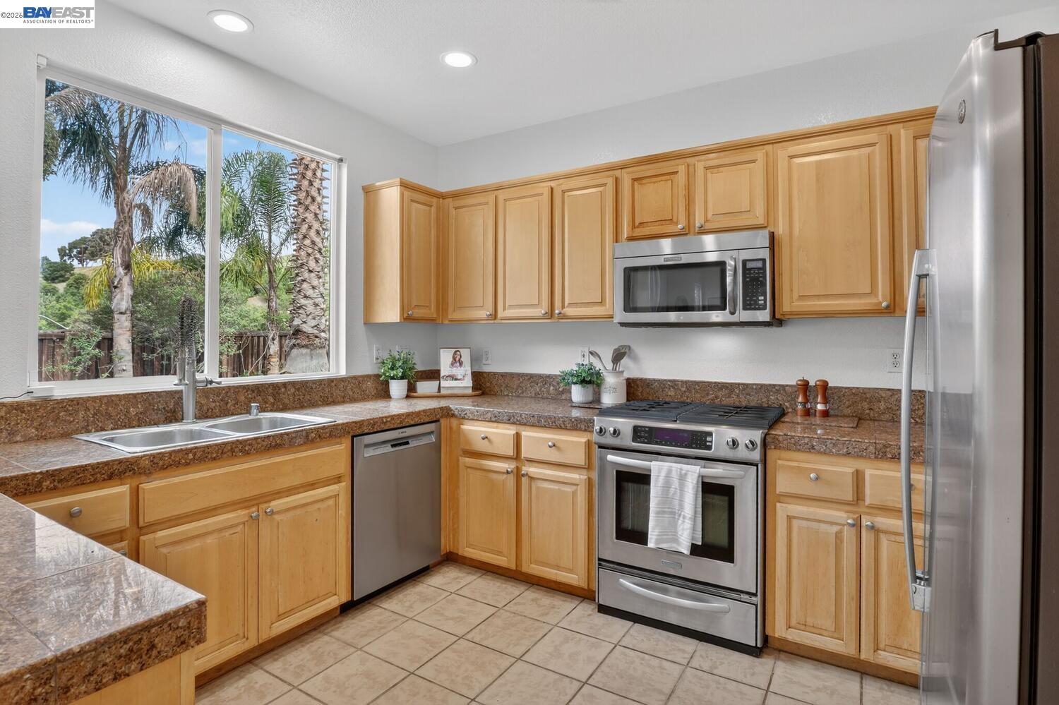 Detail Gallery Image 13 of 46 For 20044 Shadow Creek Cir, Castro Valley,  CA 94552 - 4 Beds | 2/1 Baths