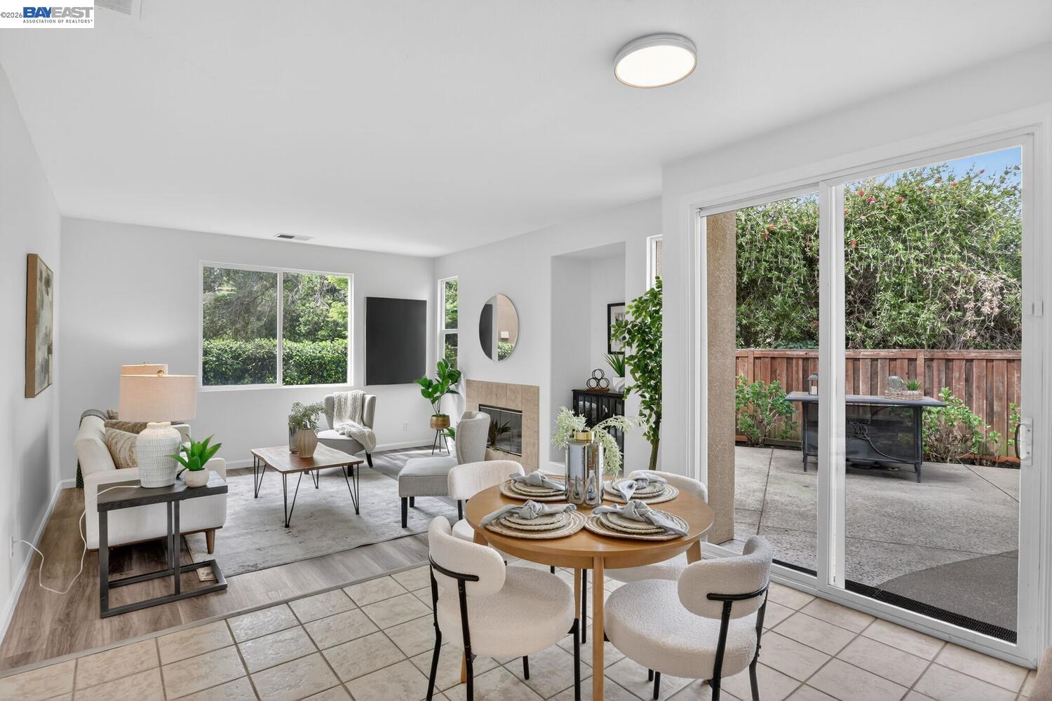 Detail Gallery Image 14 of 46 For 20044 Shadow Creek Cir, Castro Valley,  CA 94552 - 4 Beds | 2/1 Baths