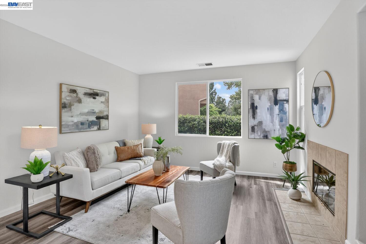 Detail Gallery Image 15 of 46 For 20044 Shadow Creek Cir, Castro Valley,  CA 94552 - 4 Beds | 2/1 Baths