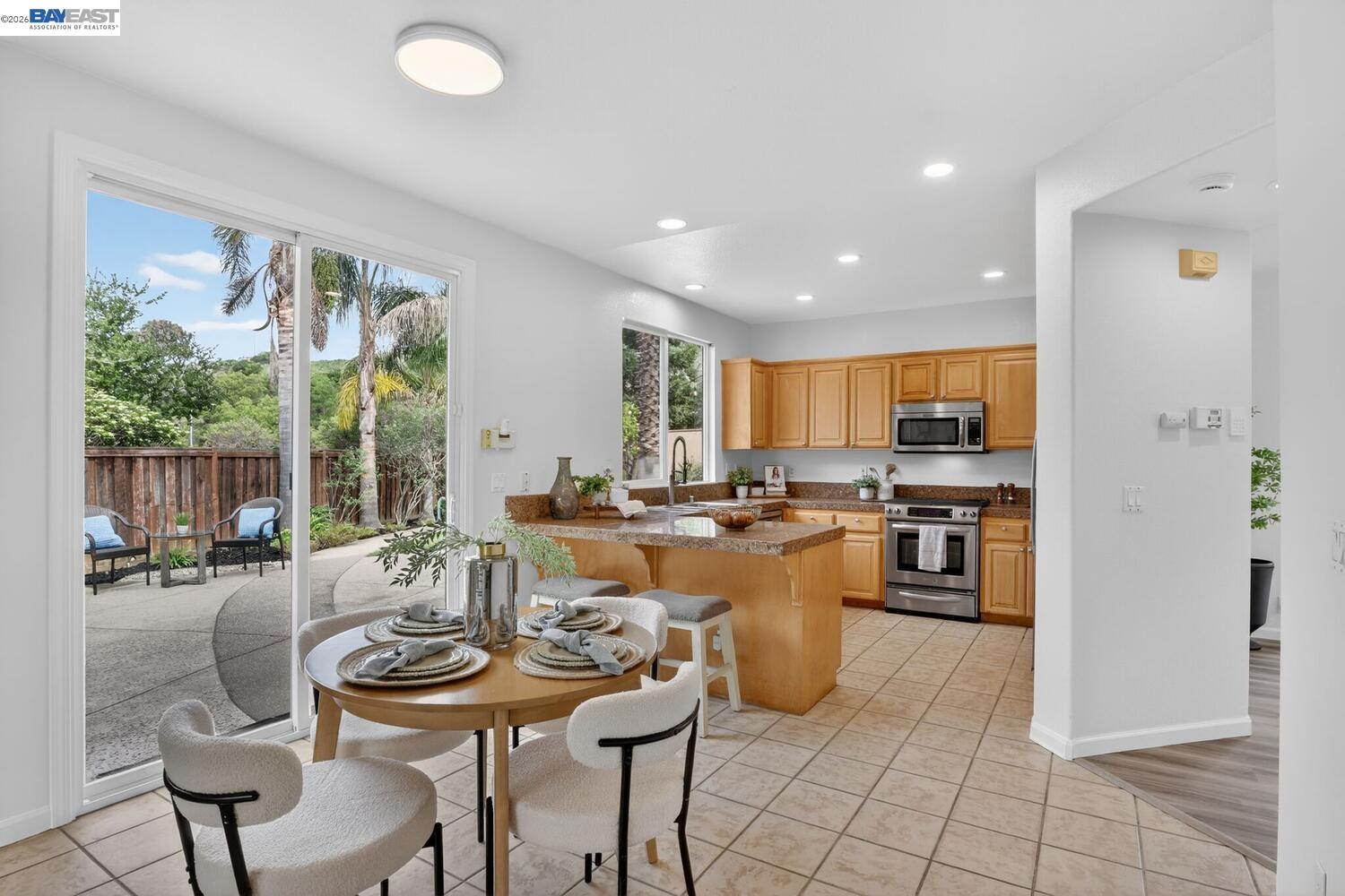 Detail Gallery Image 19 of 46 For 20044 Shadow Creek Cir, Castro Valley,  CA 94552 - 4 Beds | 2/1 Baths