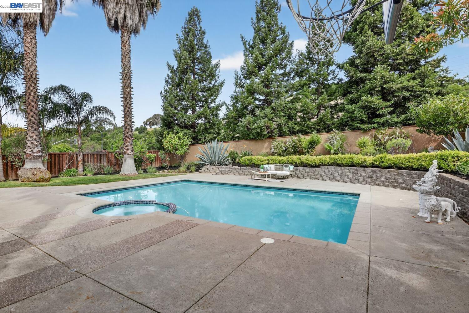 Detail Gallery Image 43 of 46 For 20044 Shadow Creek Cir, Castro Valley,  CA 94552 - 4 Beds | 2/1 Baths