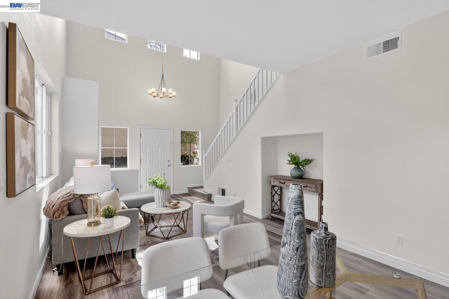 Detail Gallery Image 7 of 46 For 20044 Shadow Creek Cir, Castro Valley,  CA 94552 - 4 Beds | 2/1 Baths