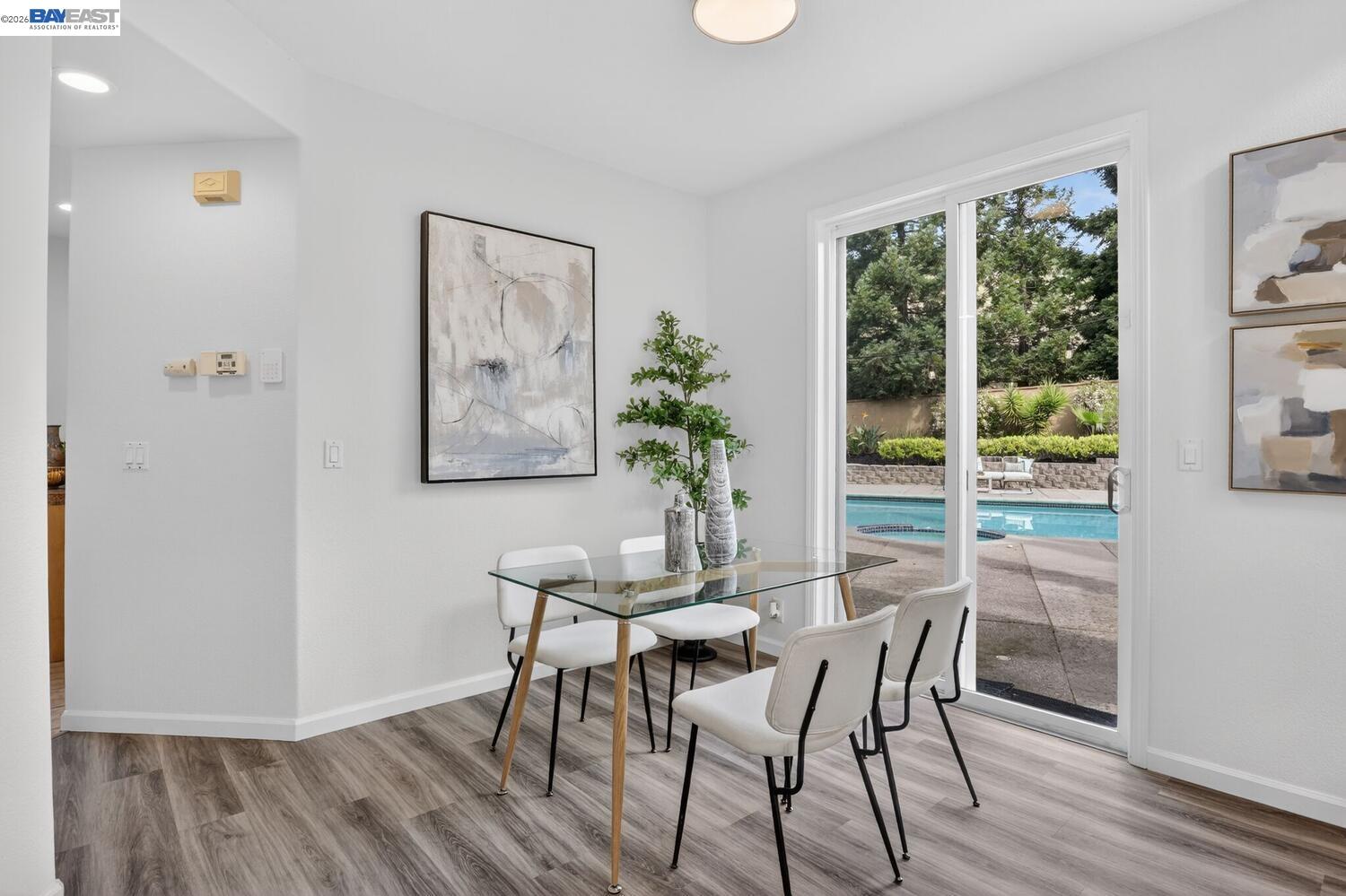 Detail Gallery Image 8 of 46 For 20044 Shadow Creek Cir, Castro Valley,  CA 94552 - 4 Beds | 2/1 Baths