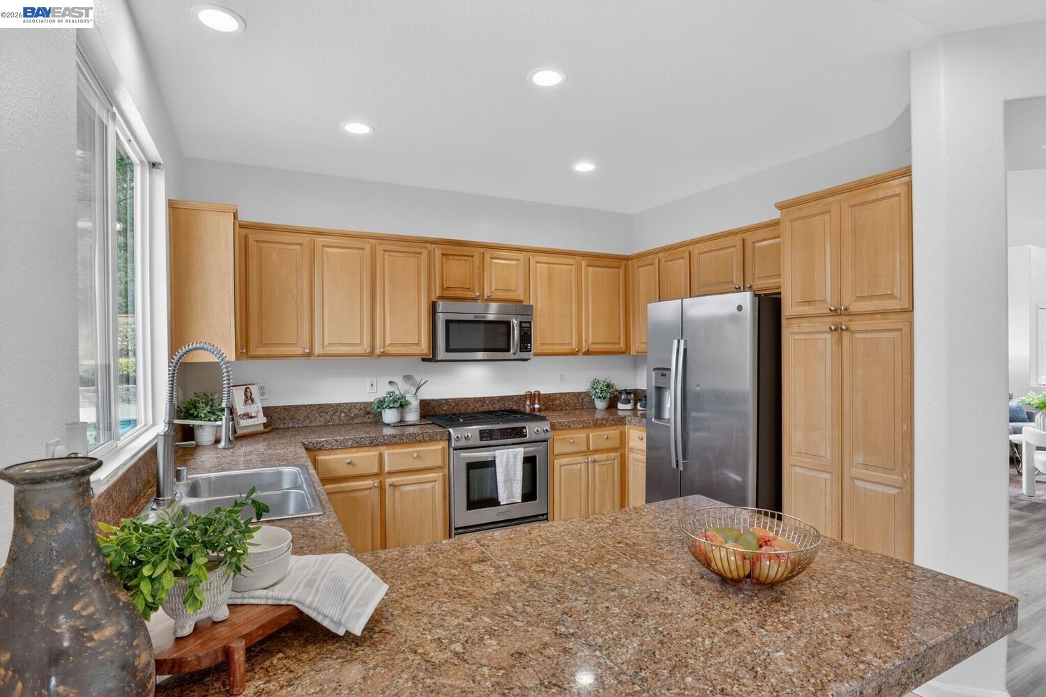 Detail Gallery Image 10 of 46 For 20044 Shadow Creek Cir, Castro Valley,  CA 94552 - 4 Beds | 2/1 Baths