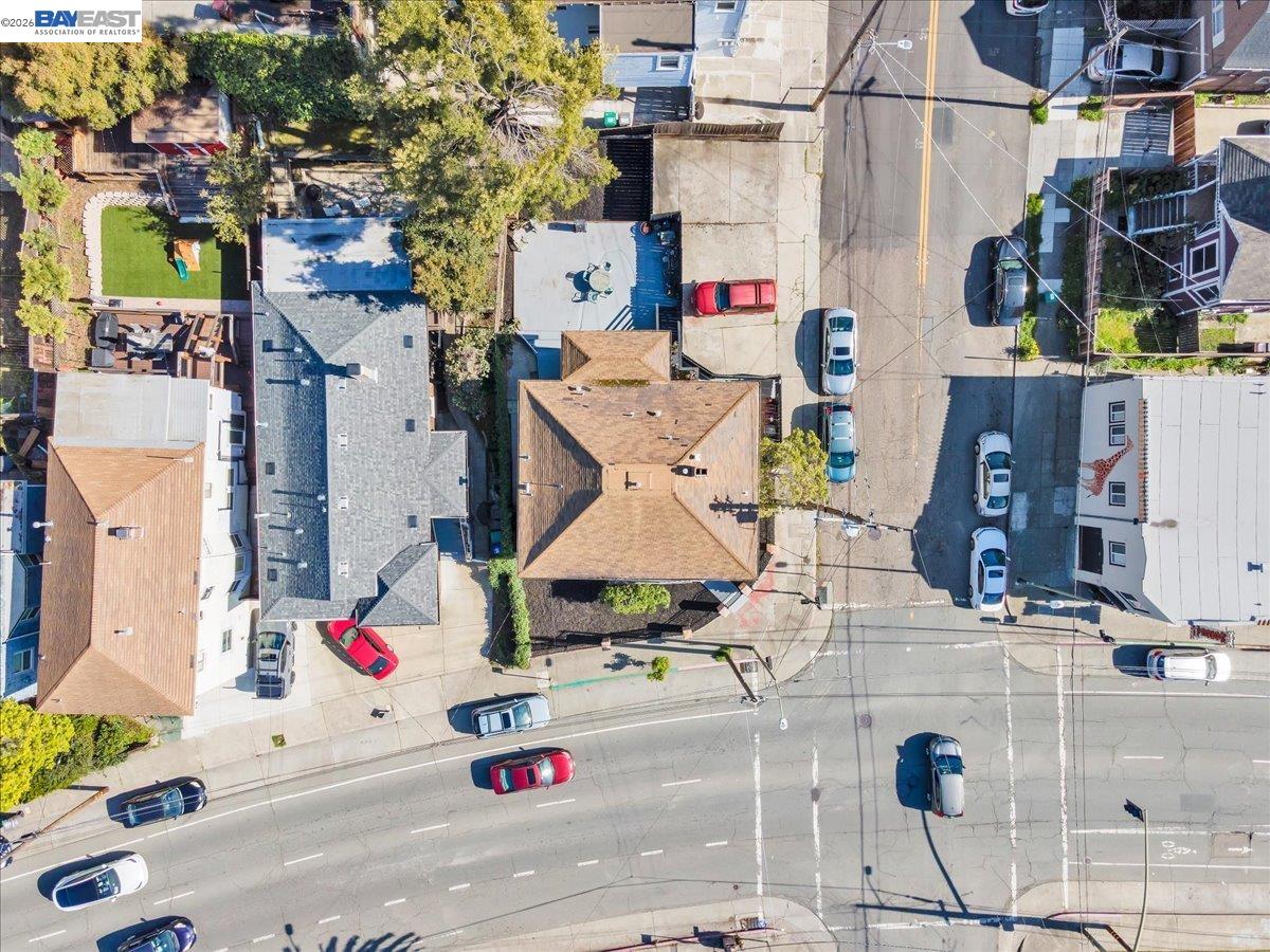 Detail Gallery Image 5 of 37 For 3300 Harrison St, Oakland,  CA 94611 - 5 Beds | 3 Baths