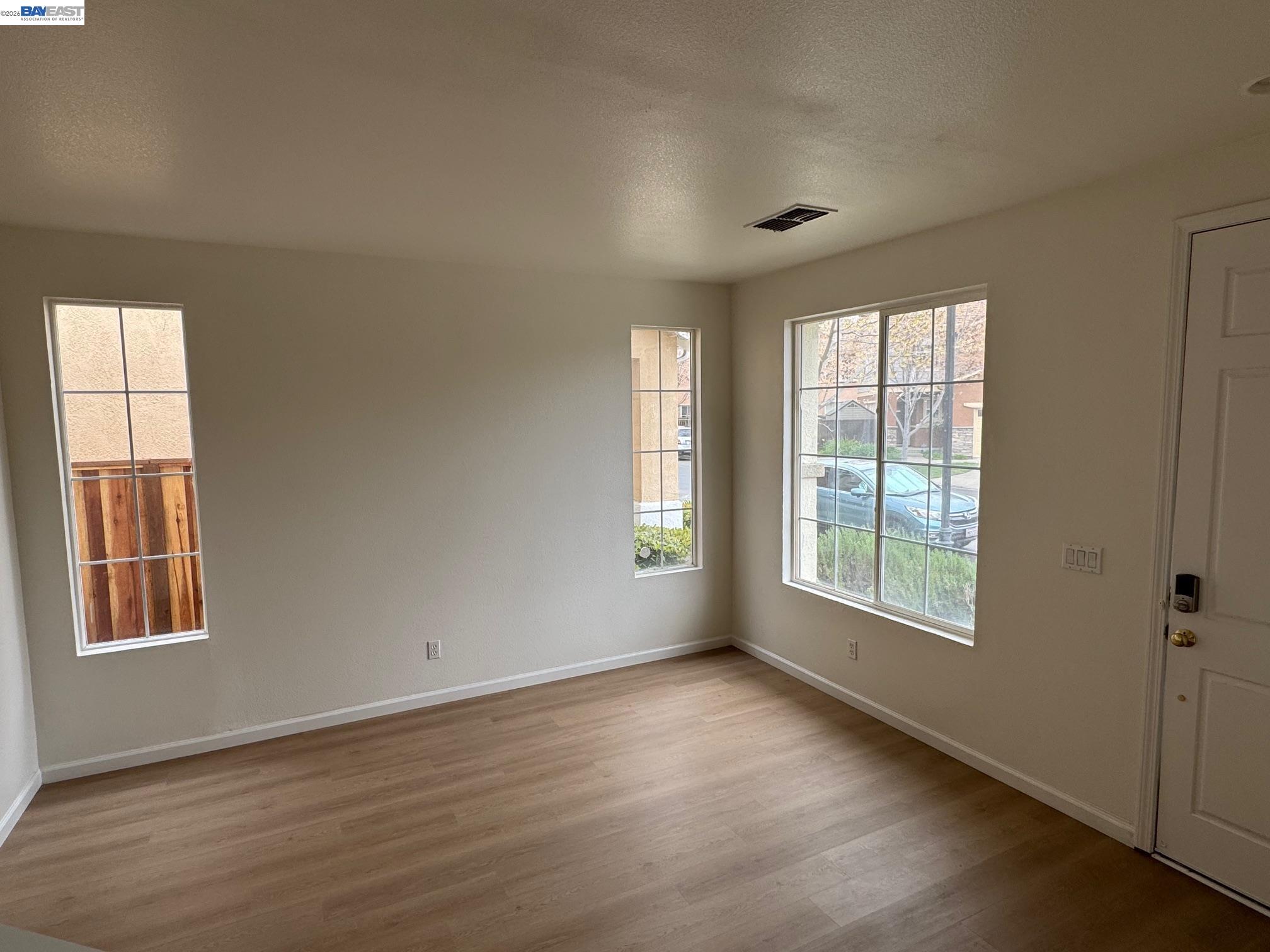 Detail Gallery Image 3 of 22 For 1265 Alder Creek Cir, San Leandro,  CA 94577 - 3 Beds | 2/1 Baths